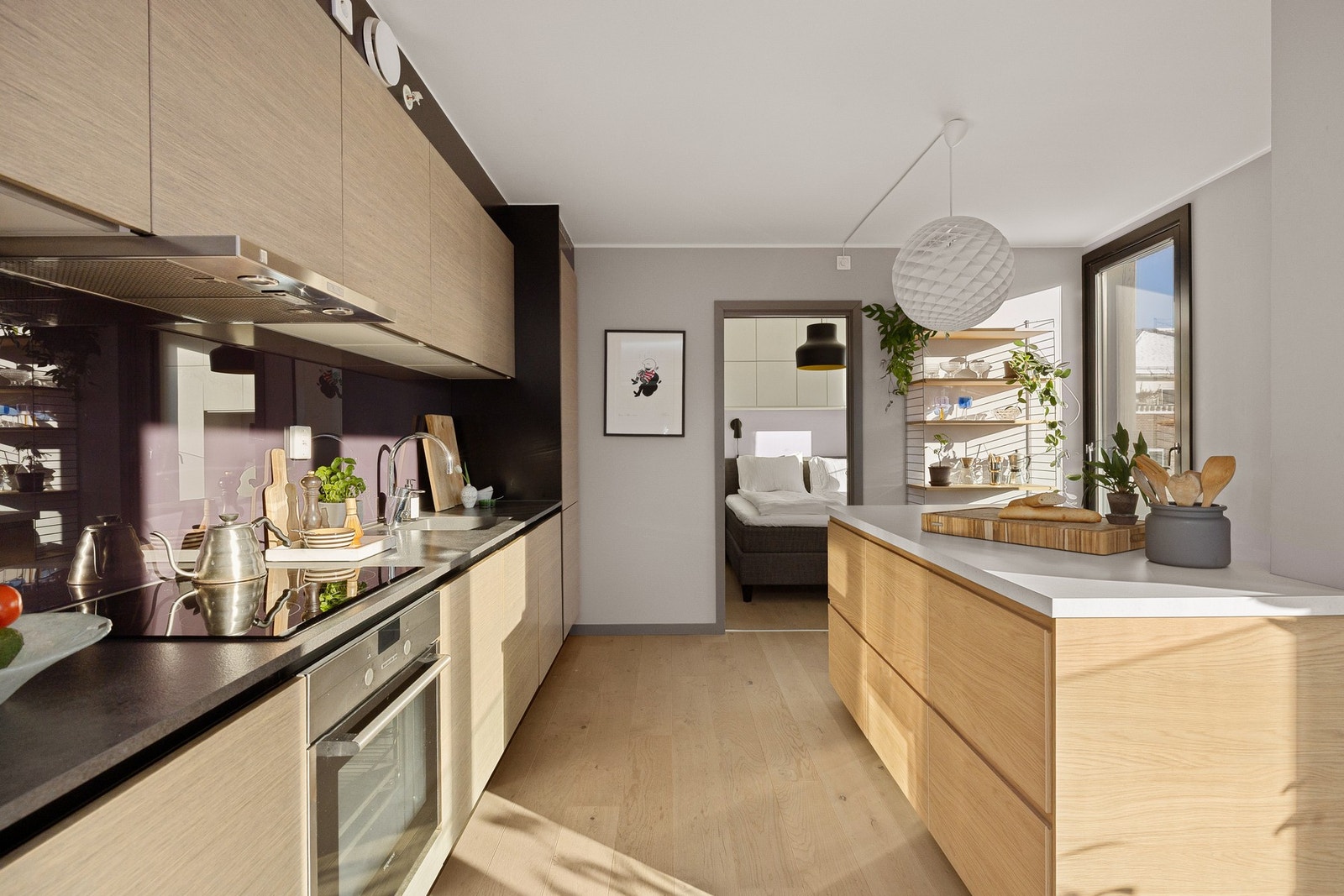 Flott kjøkken fra 2015. En stor kjøkkenøy fra 2024 sørger for ekstra god skap- og benkeplass. Galleribilde