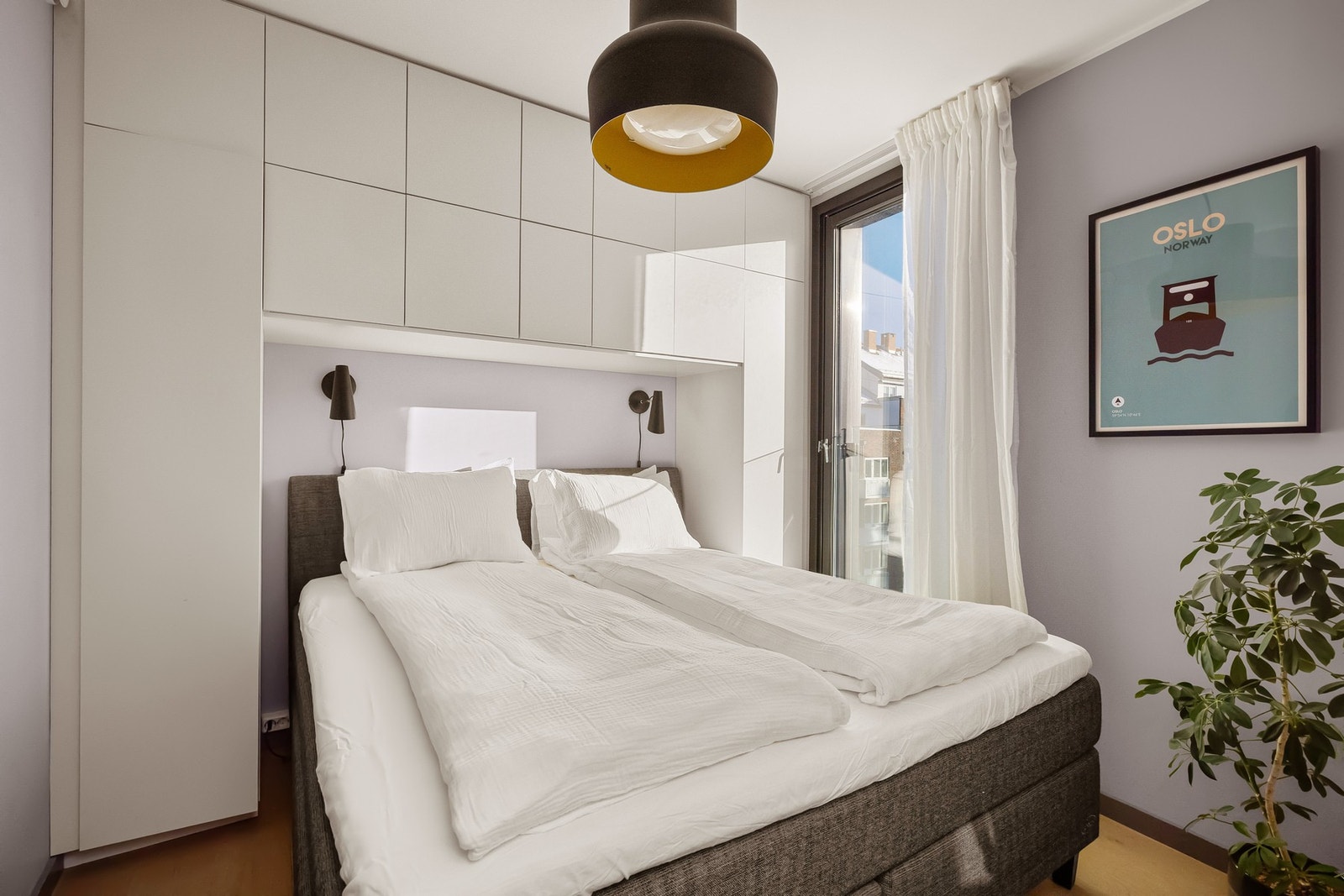 På soverommet er det naturlig plass til dobbeltseng og oppbevaringsplass i tilpasset garderobeløsning rundt sengen. Galleribilde