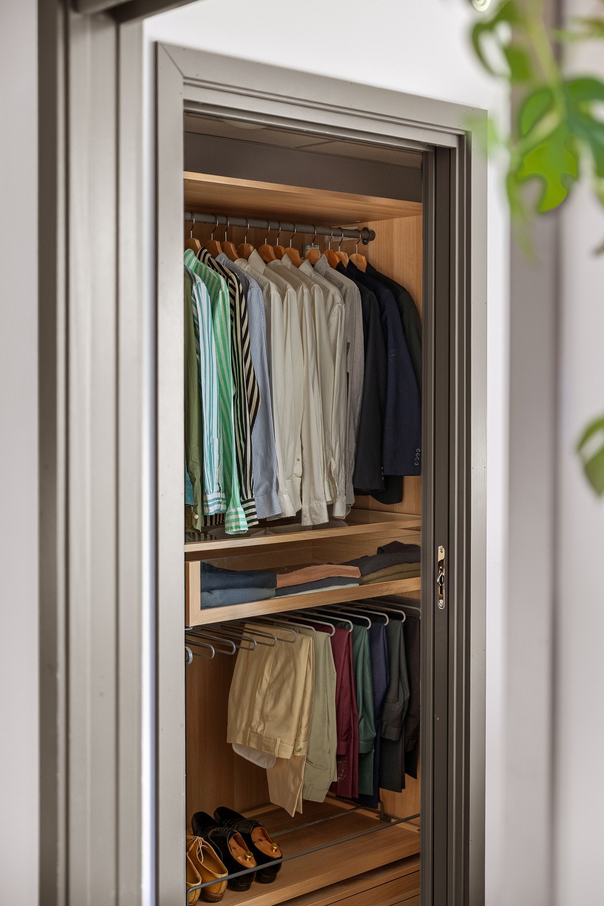 Fra soverommet er det skyvedør inn til en praktisk bod som i dag er innredet som et flott garderoberom. Galleribilde