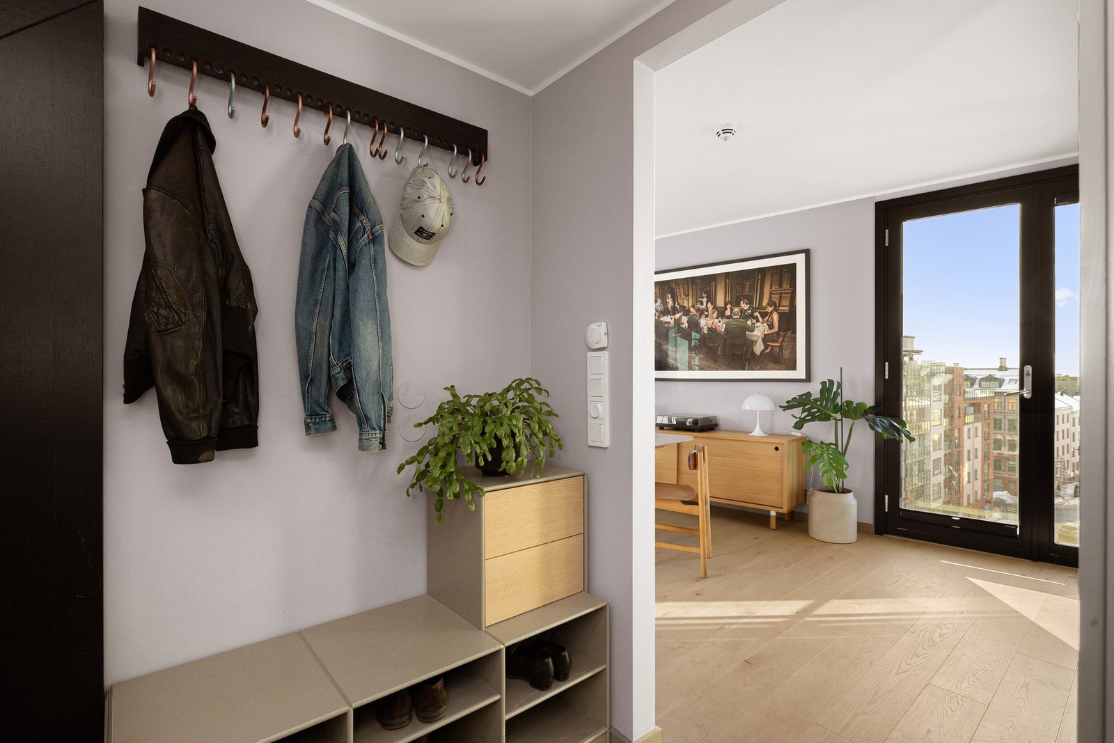 Du tar deg opp til leiligheten i byggets 6. etasje via felles trapperom med heis. Galleribilde