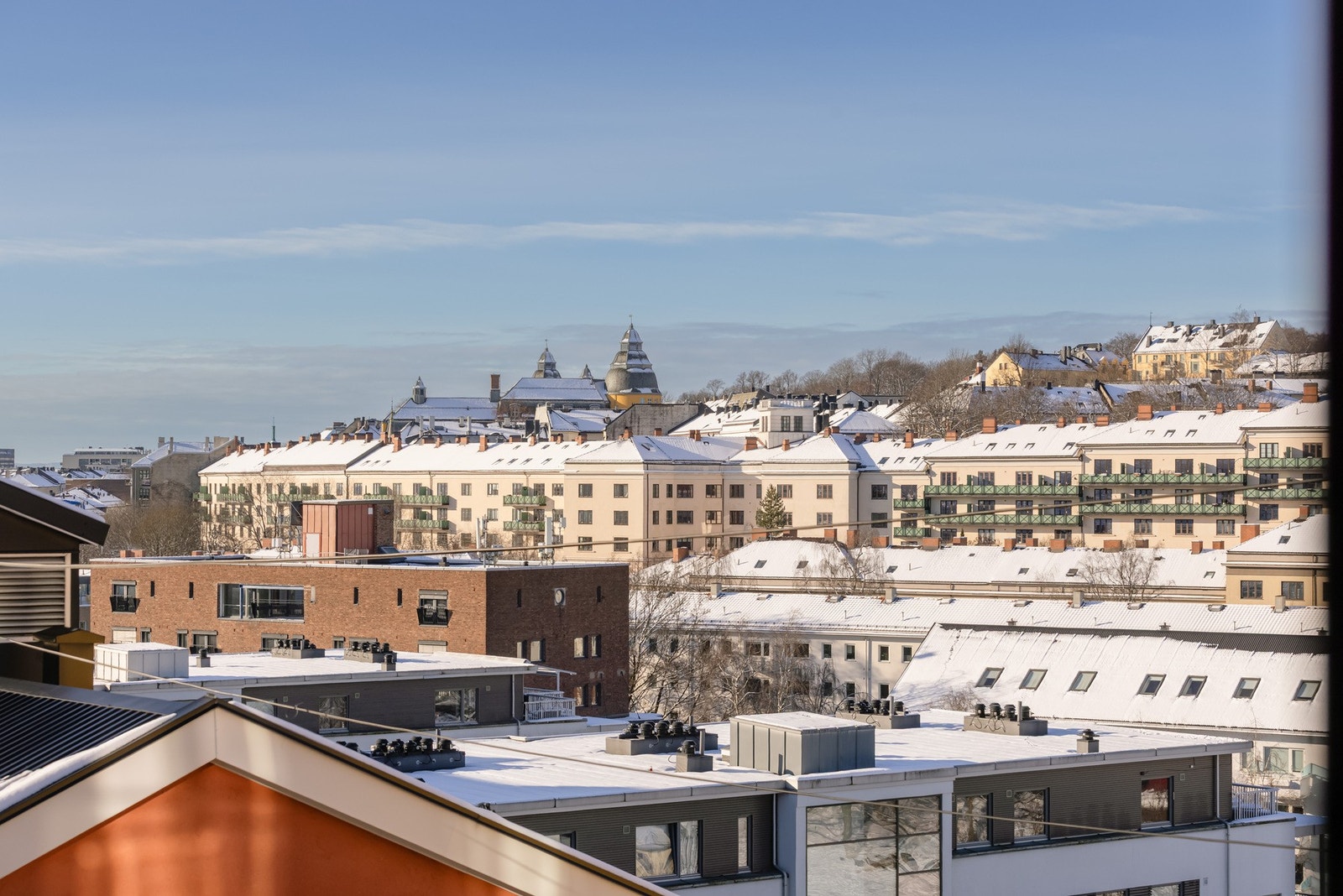 Her bor du høyt og fritt med svært gode lys-, sol- og utsiktsforhold. Galleribilde