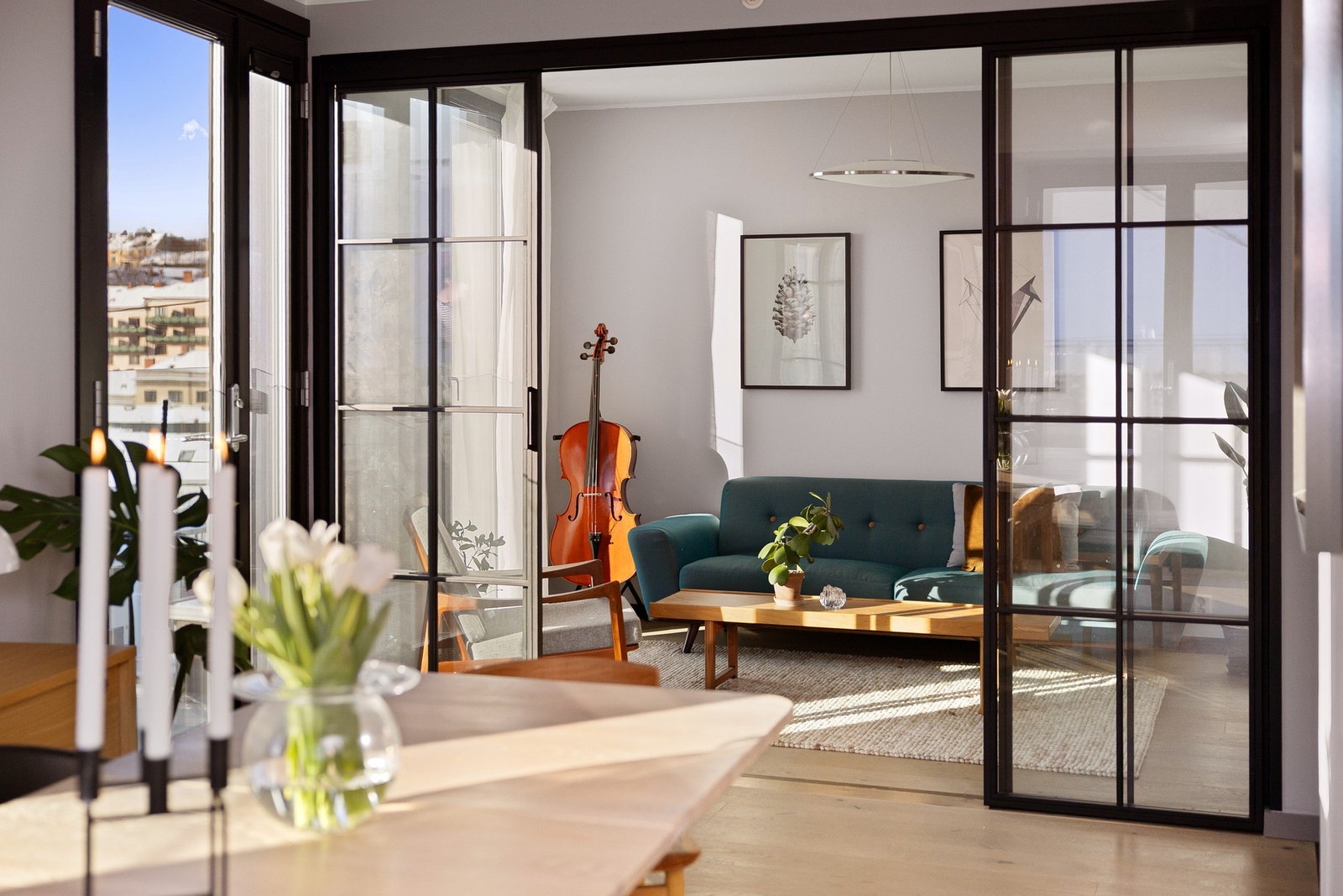 Mellom stuen og soverom 2 er det flotte skyvedører med glassfelt og sorte detaljer. Galleribilde