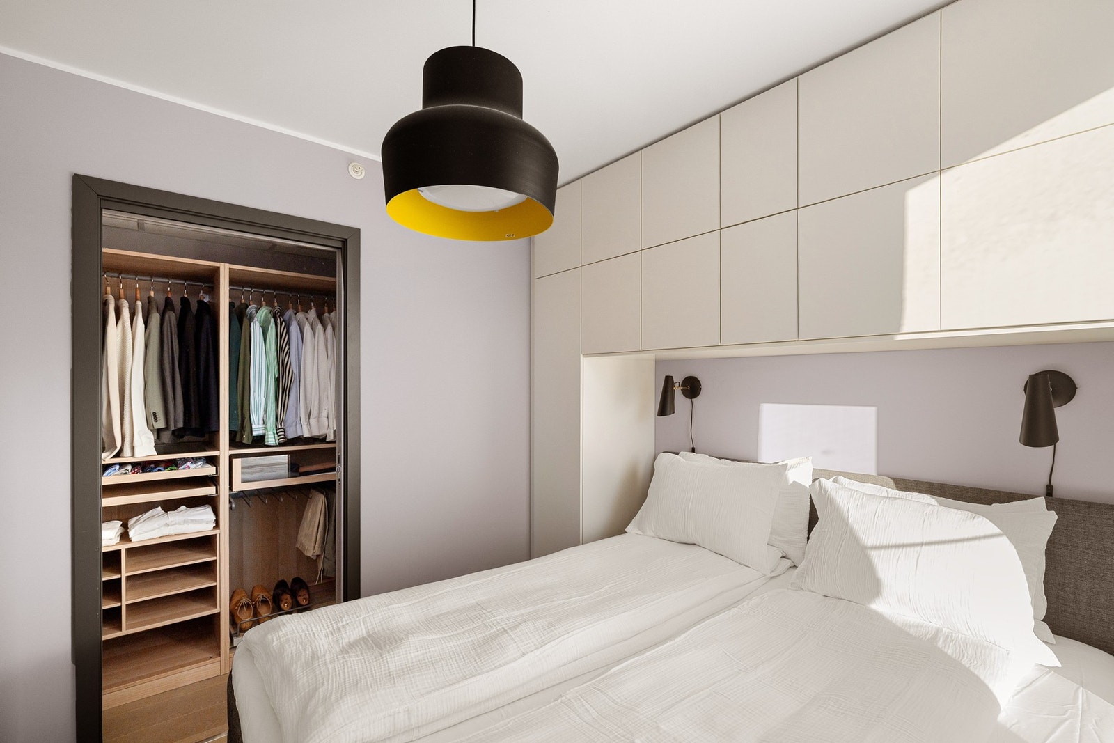 Soverommet har god og moderne standard med pen enstavs parkett på gulv og glatte overflater malt i en fin farge. Galleribilde