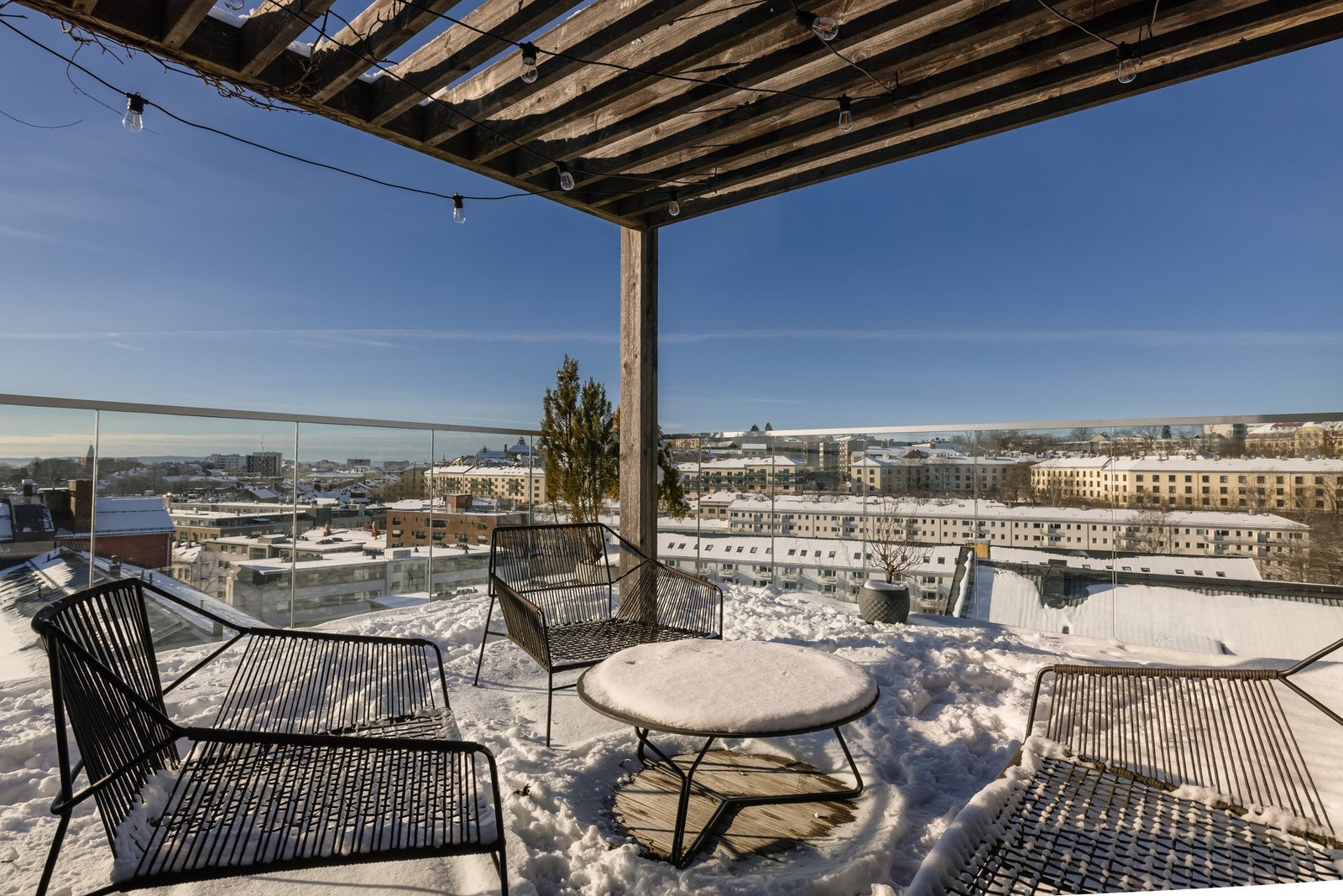 Som beboer har du også tilgang til stor og solrik felles takterrasse med flere sittegrupper og grillplass. Galleribilde
