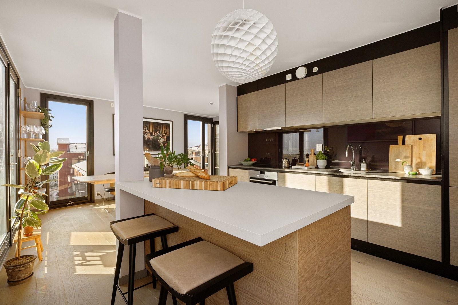 På kjøkkenøya er det sitteplasser med barstoler som gir en sosial løsning. Galleribilde