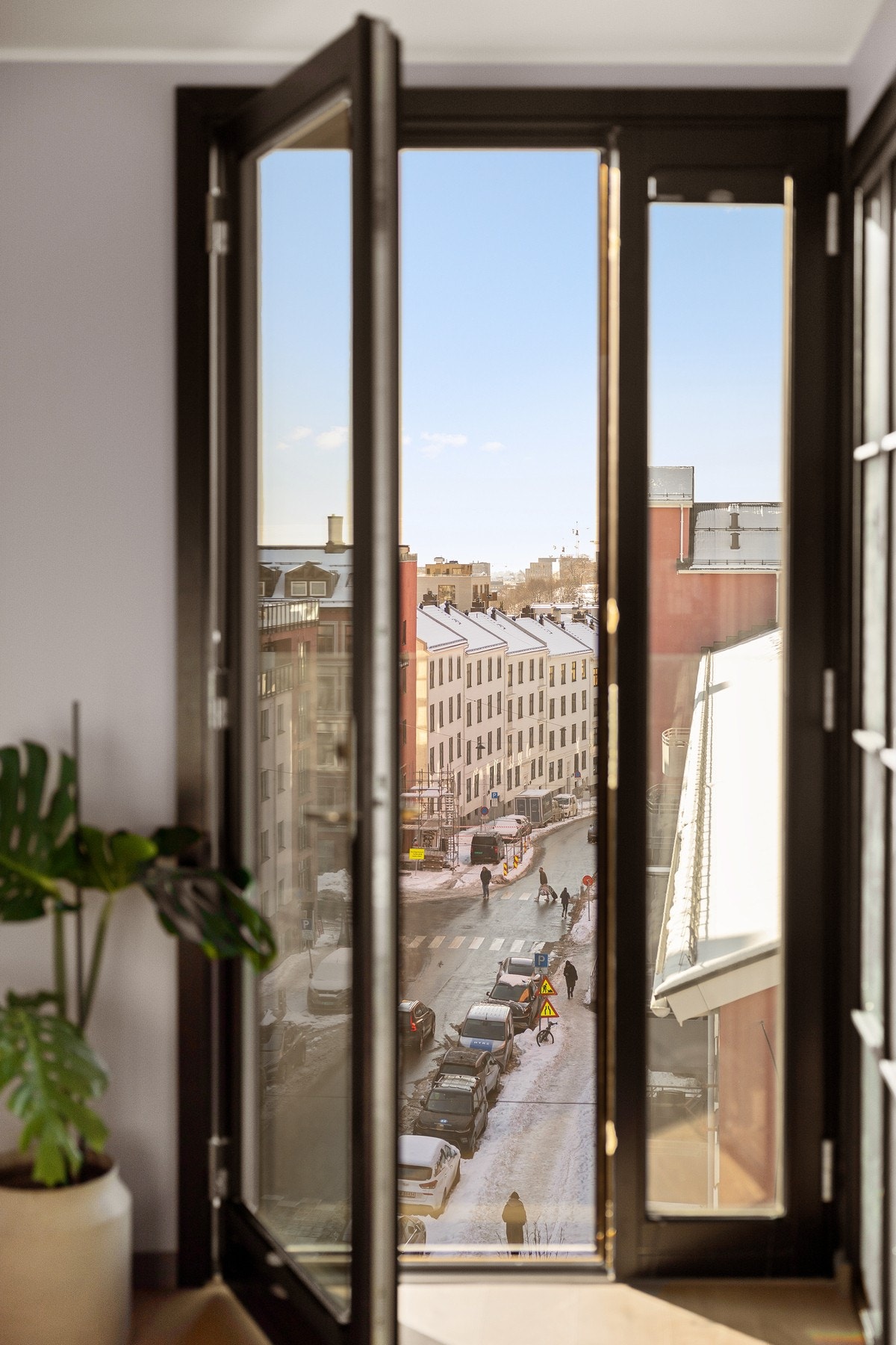 Alle vinduene i leiligheten er franske balkonger som kan åpnes opp. Det er stilrene glassfelt utenfor. Galleribilde