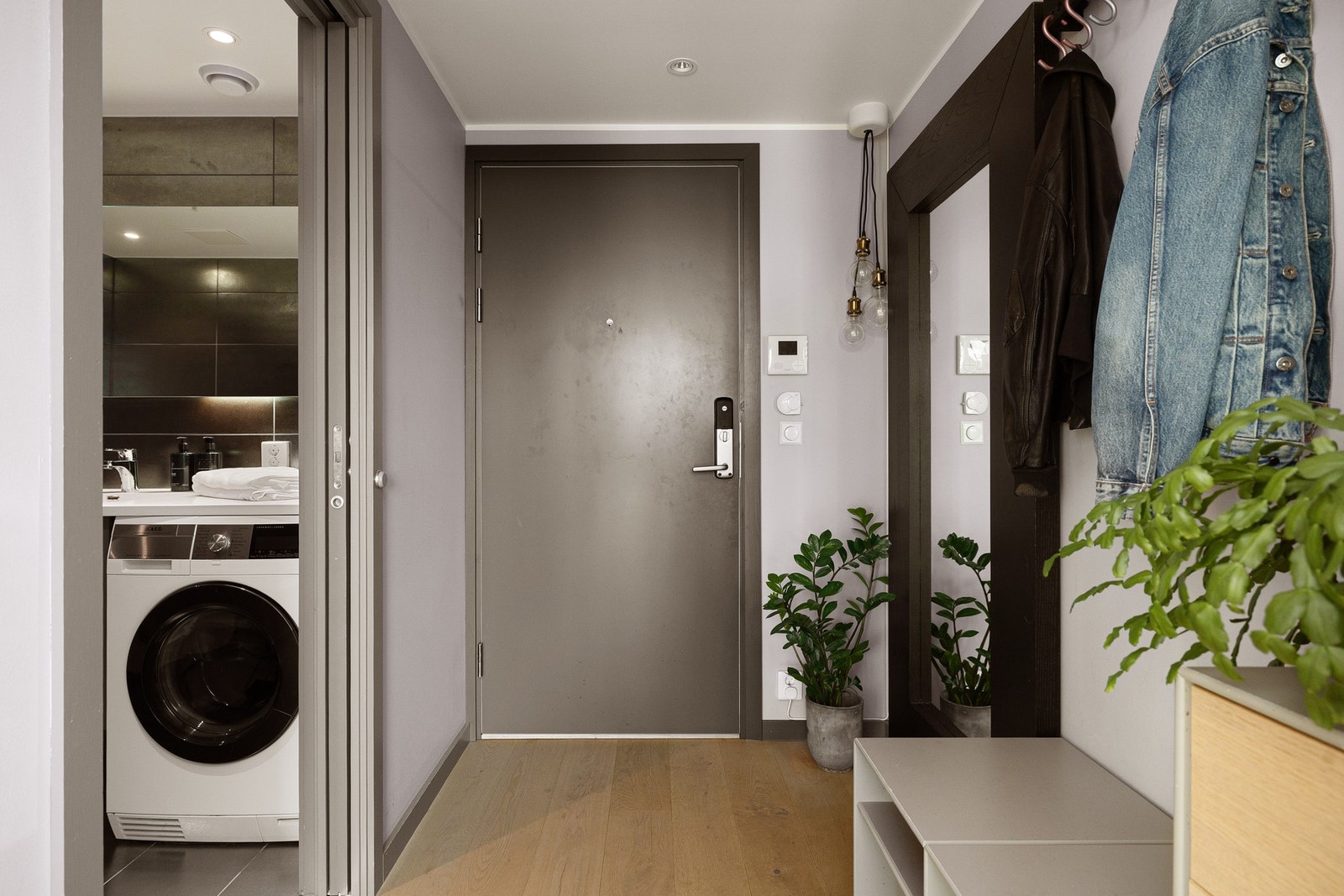 Du ønskes velkommen inn i en lys entré med plass til sko og oppheng av yttertøy. Galleribilde