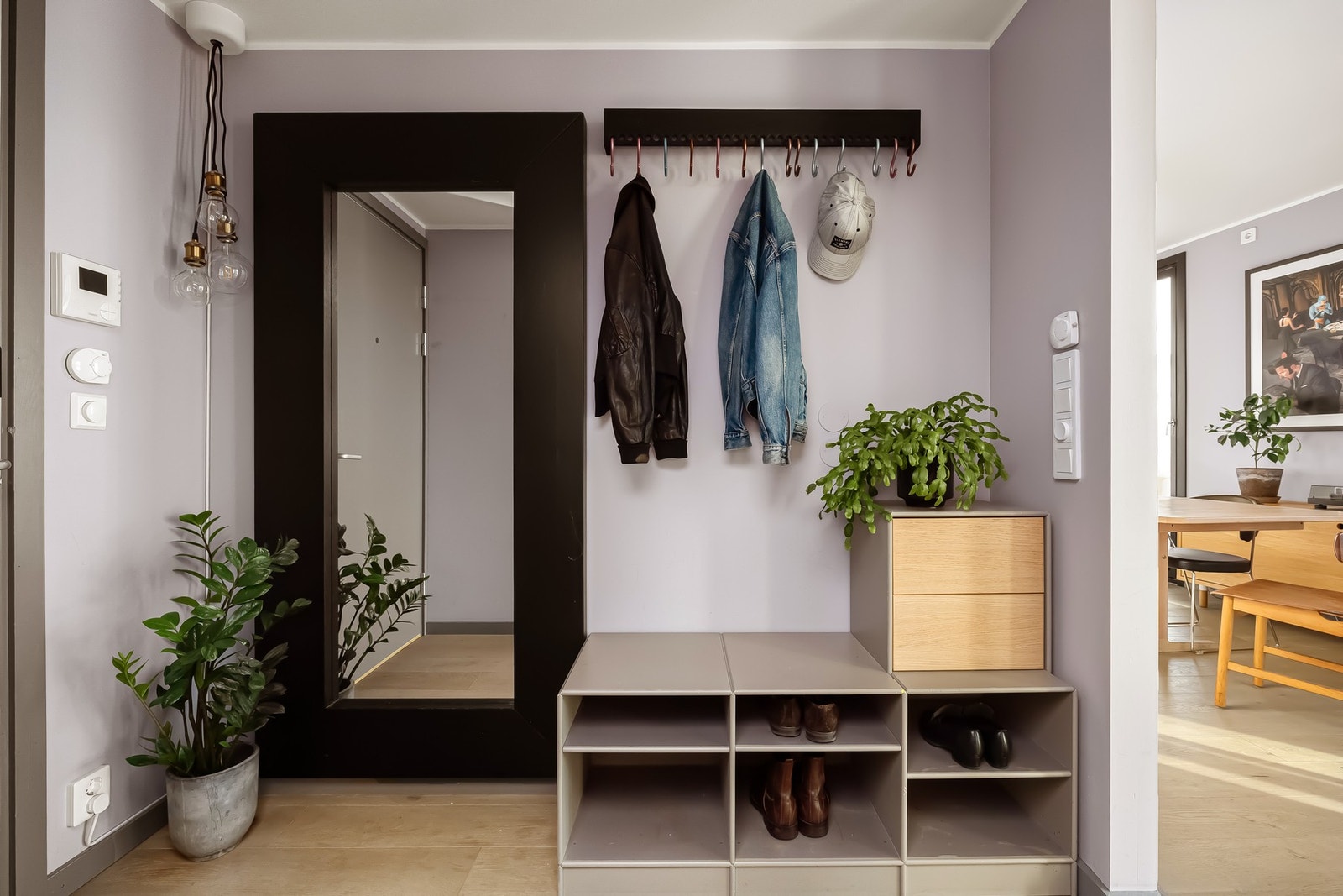 Montert porttelefon med video på vegg ved inngangsdøren. Galleribilde