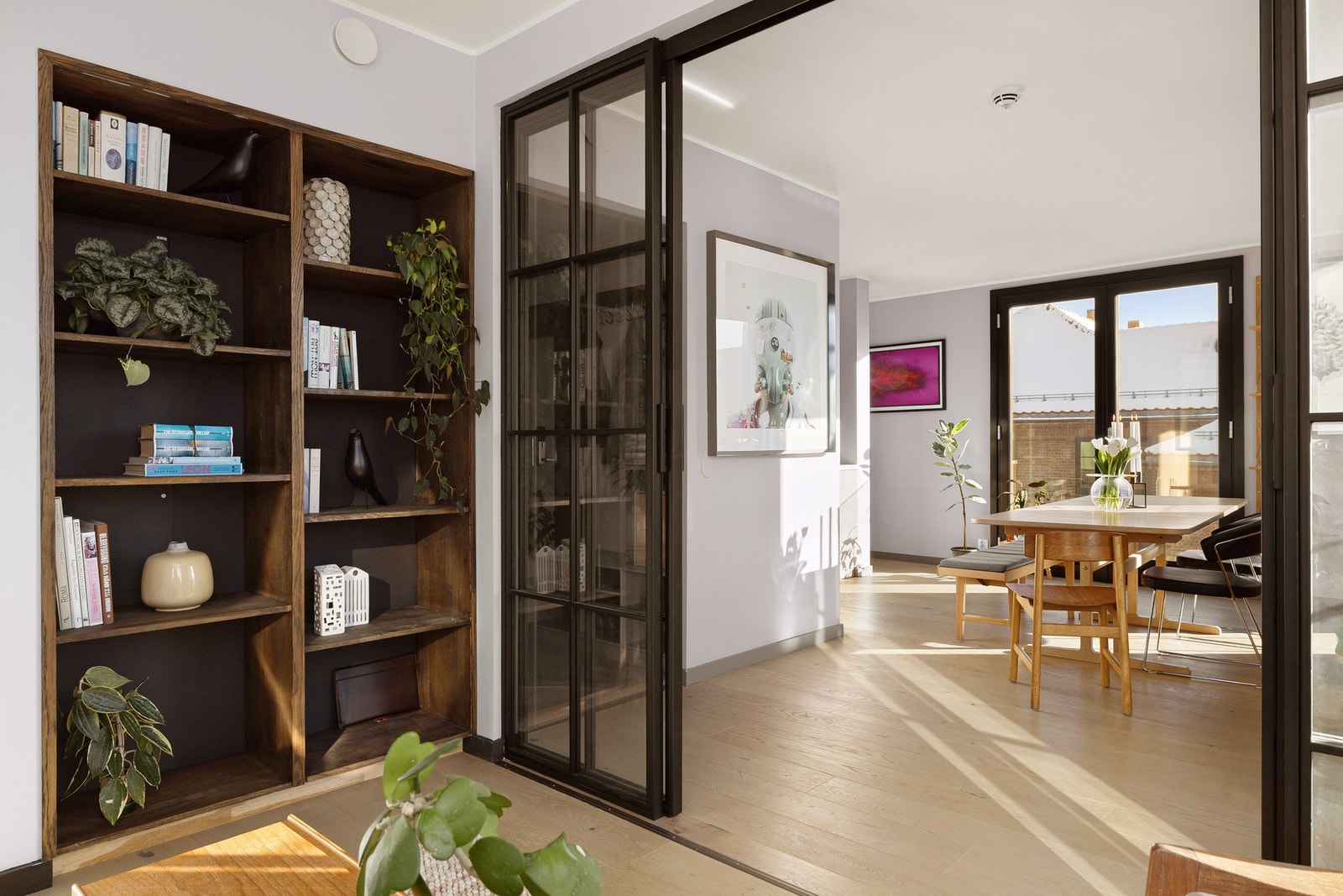 Rommet har flotte innebygde hyller for oppbevaring og dekor. Galleribilde