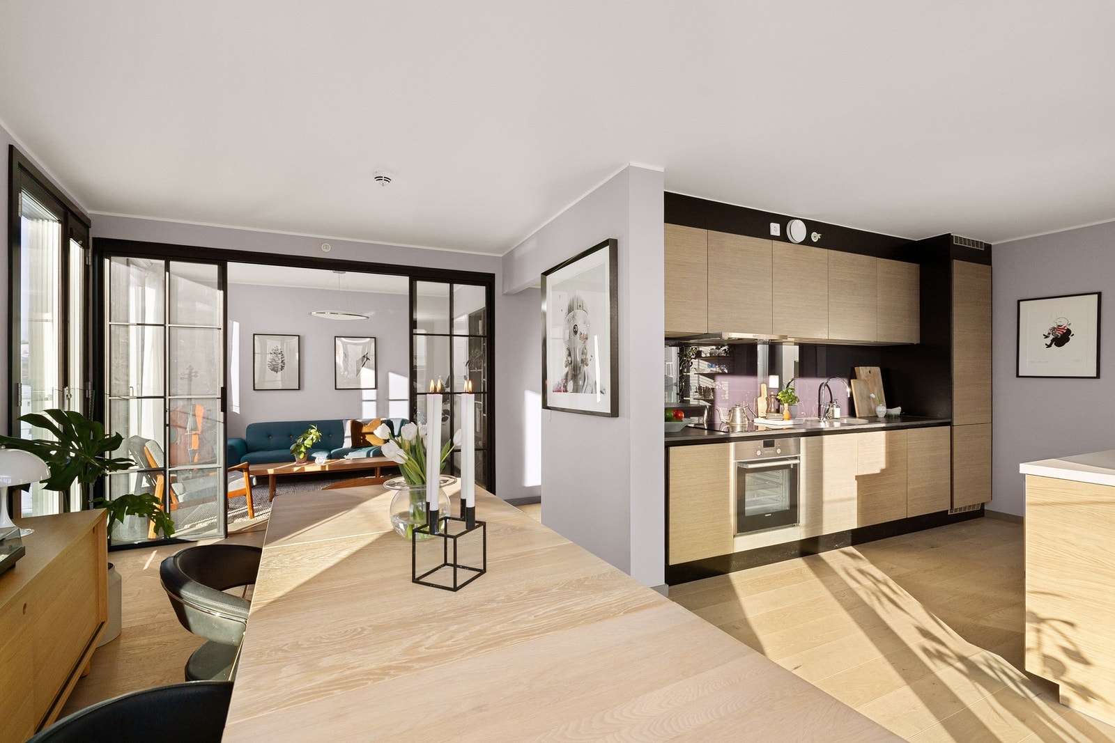 En utrolig flott 3-roms selveiet hjørneleilighet i et moderne bygg fra 2015. Galleribilde