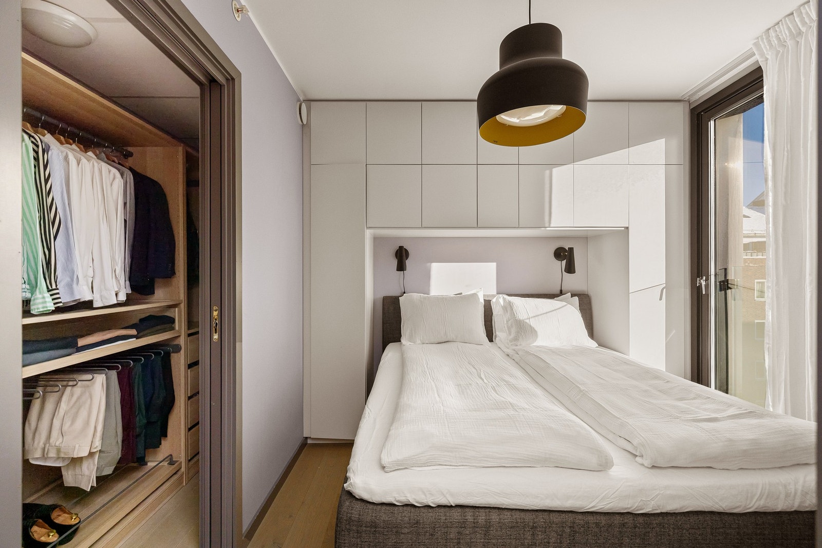 Et lyst og innbydende rom med tilknytning til bod/garderoberom. Galleribilde