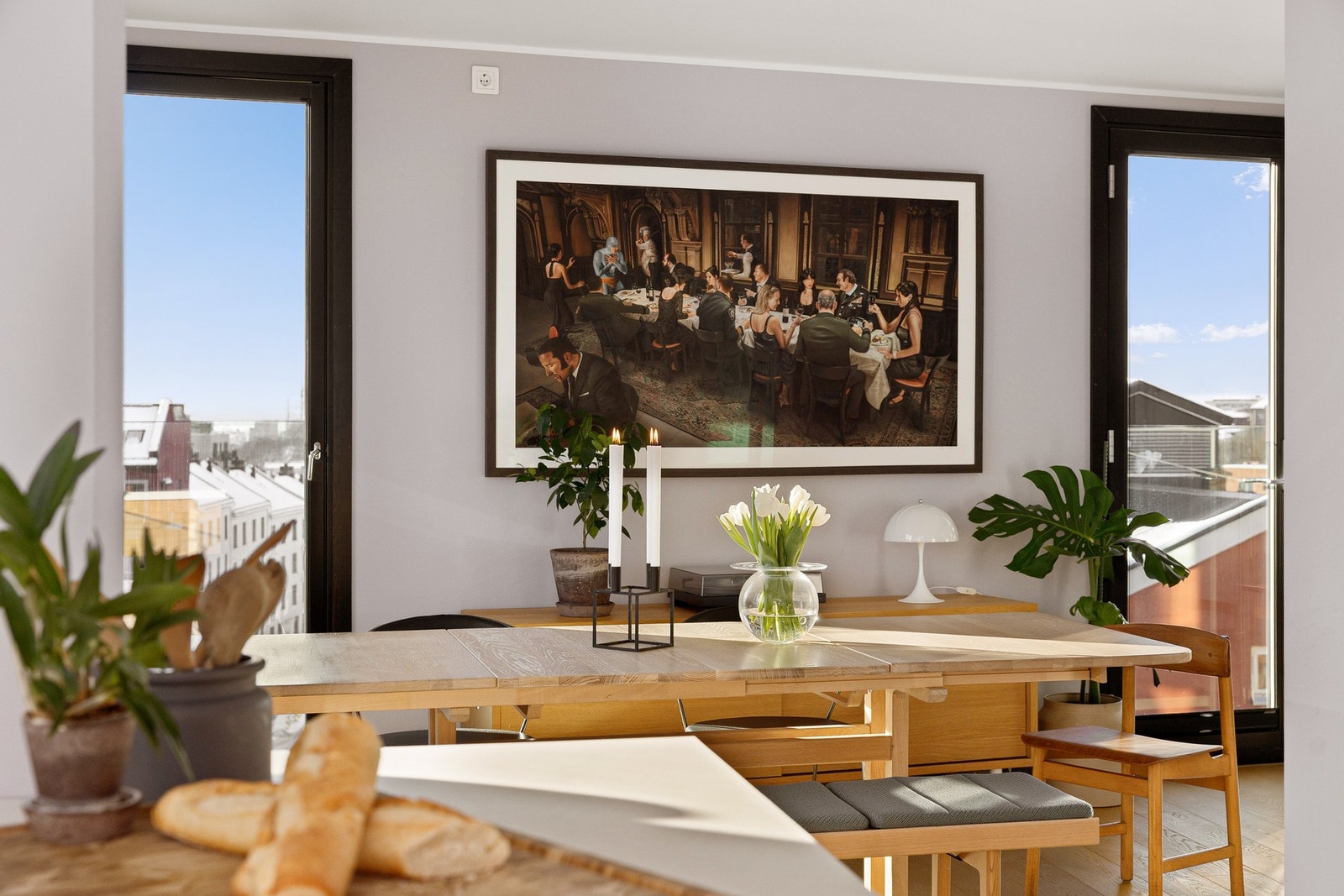 Stuen er i dag innredet med et stort langbord som blir et naturlig samlingspunkt. Galleribilde