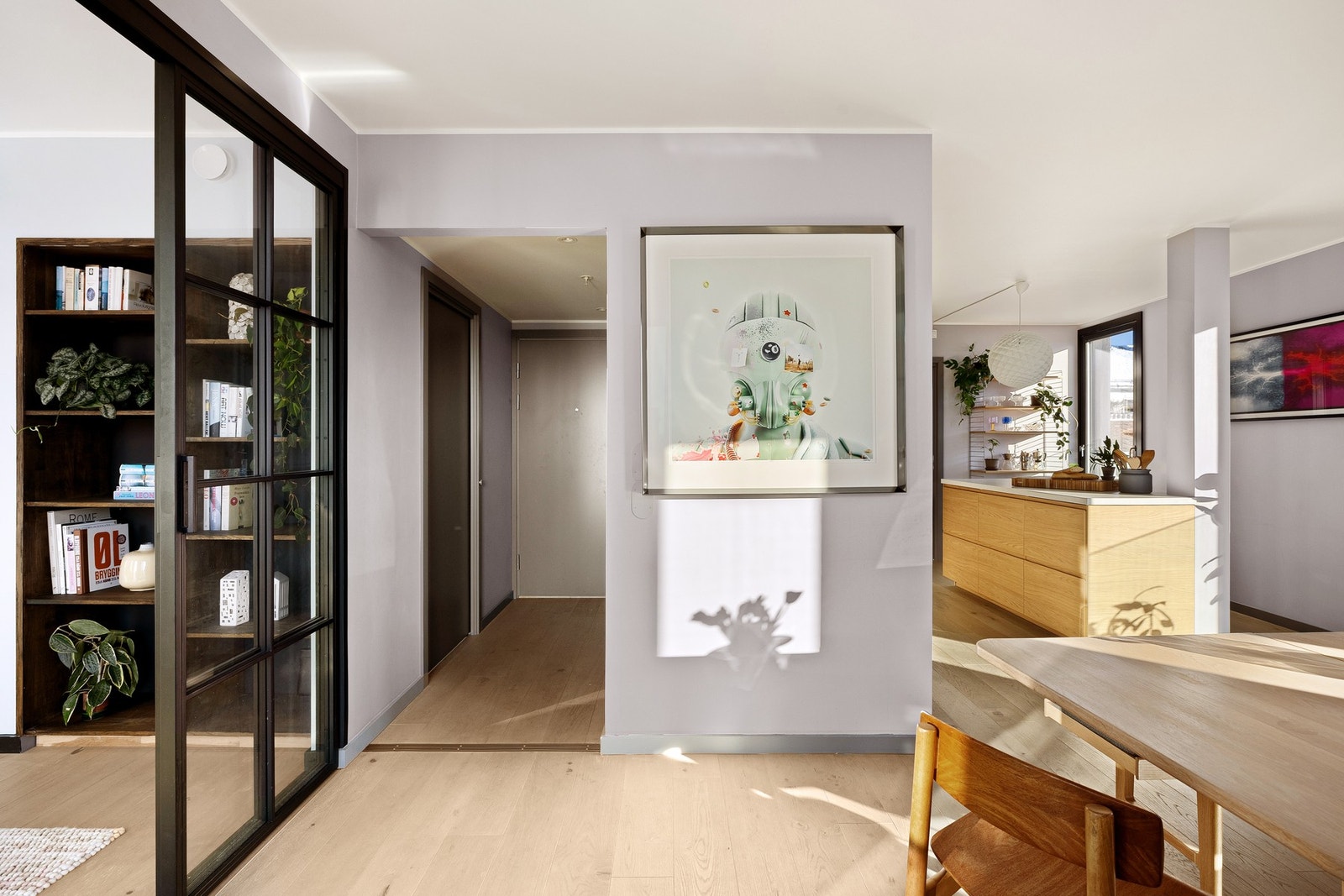 Leiligheten holder en gjennomgående god og moderne standard fra 2015 - her kan du flytte rett inn! Galleribilde