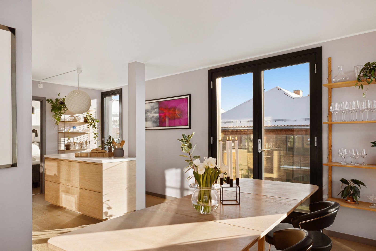 Leiligheten ligger i byggets 6. etasje med heis, og har en god planløsning med åpen stue- og kjøkkenløsning og 2 soverom hvorav det ene med bod/garderoberom. Galleribilde