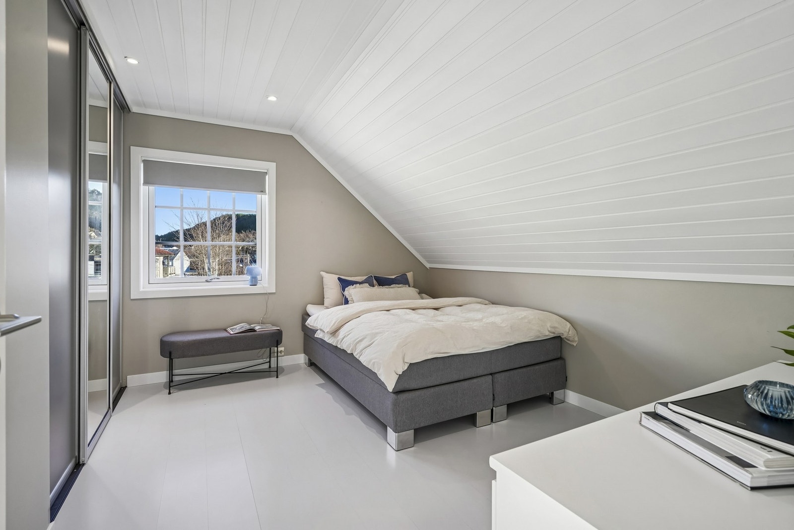 Boligen har et internt bruksareal på hele 338 kvm, og rommer med det en stor familie. Galleribilde