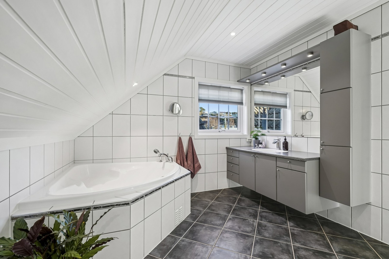 Det er totalt fire bad i boligen, to i hoveddelen, ett på garasjeloftet og ett i sokkelleiligheten. Galleribilde