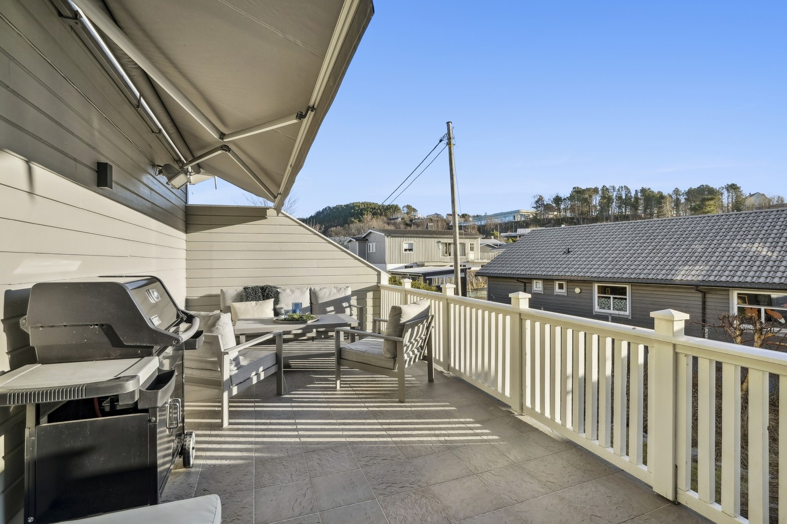 Det er flere soner rundt boligen hvor de gode solforholdene kan nytes. Galleribilde