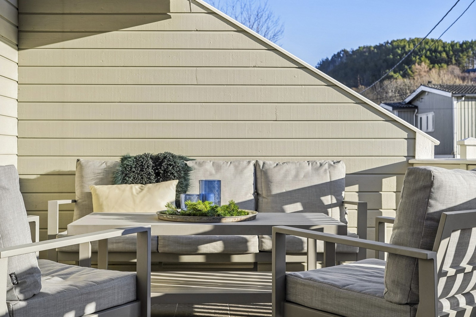 - en romslig terrasse med god plass til grillen og sittegruppe. Galleribilde