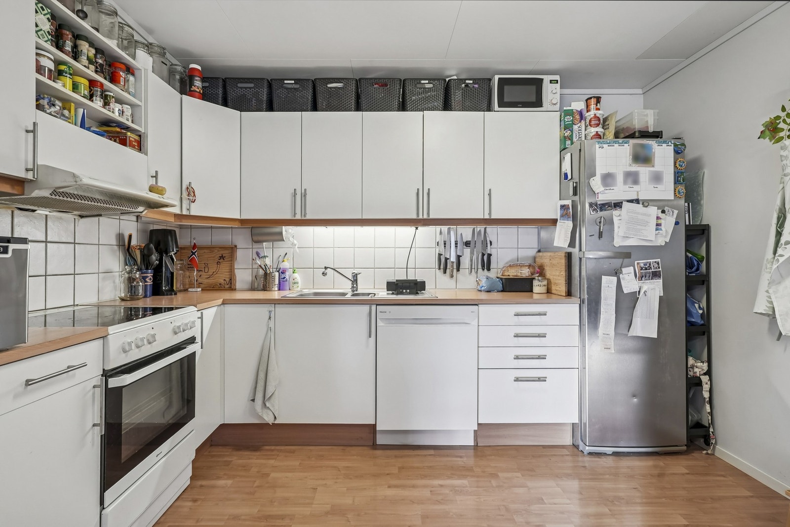 Leiligheten har et praktisk kjøkken med god skap- og skuffeplass. Galleribilde