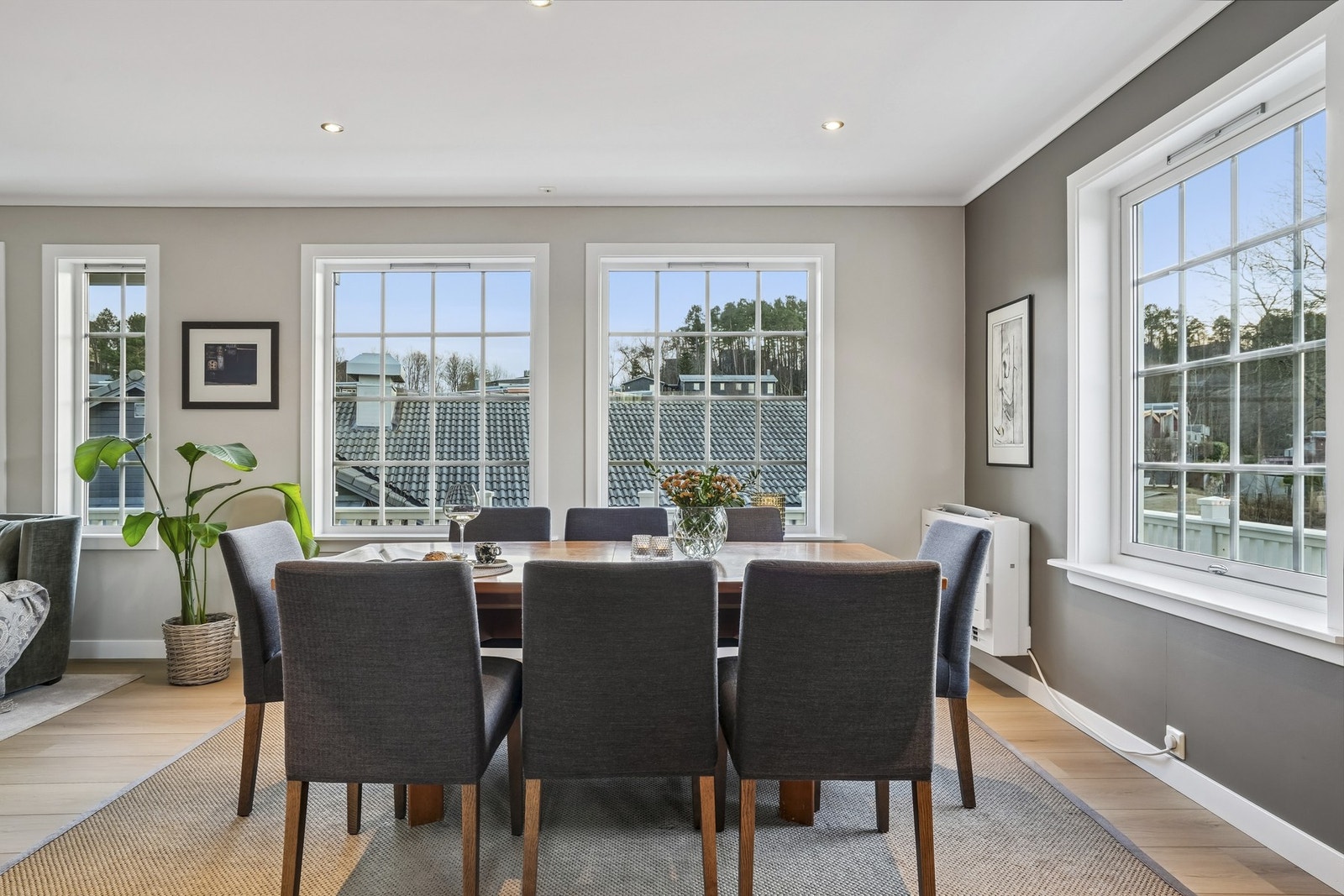 Store vindusflater sørger for godt med naturlig lys inne. Galleribilde