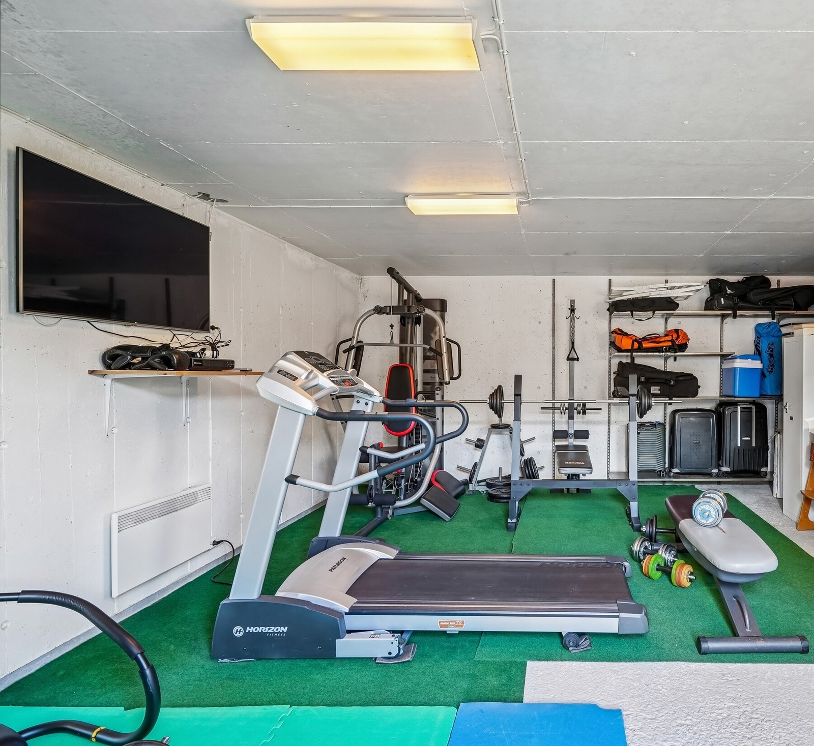 Stor bod under garasjen som er innredet som treningsrom. Galleribilde