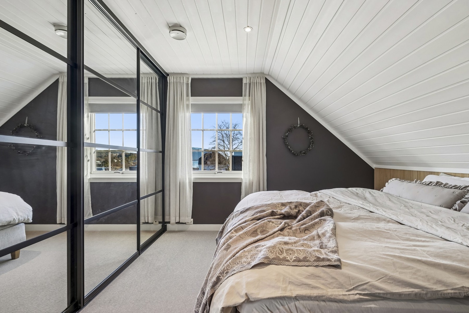 To av soverommene på loft har skyvedørsgarderobe. Galleribilde