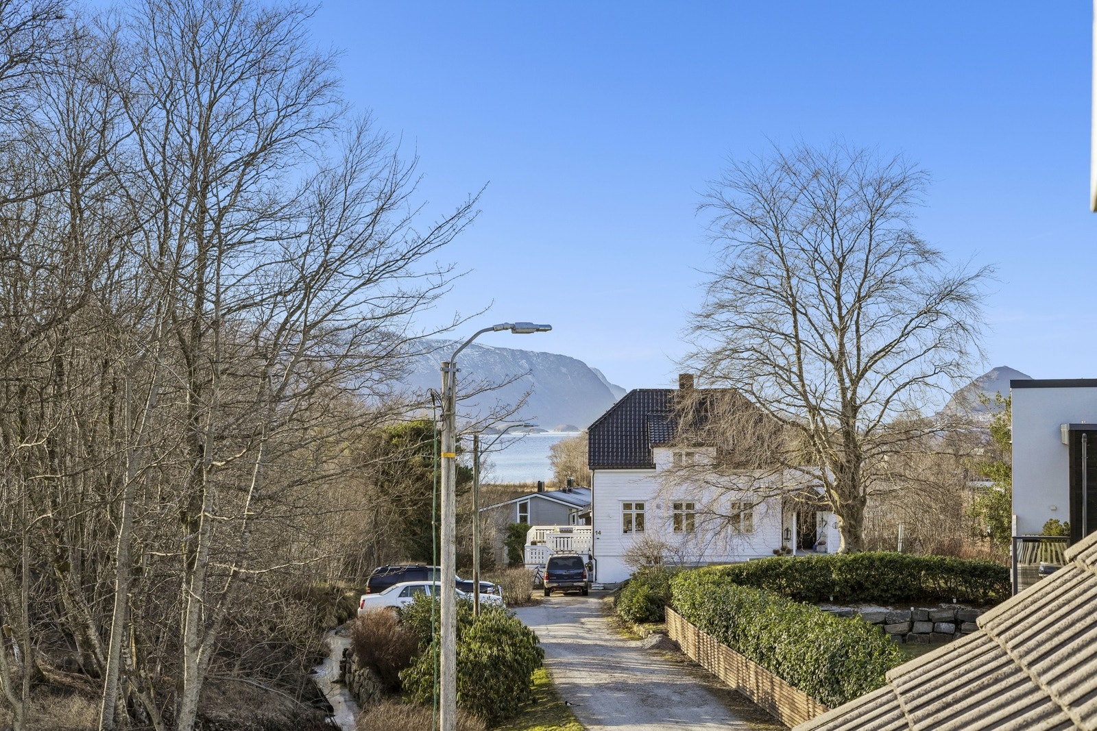 Utsikt vestover med sjøgløtt mot Borgundfjorden. Galleribilde