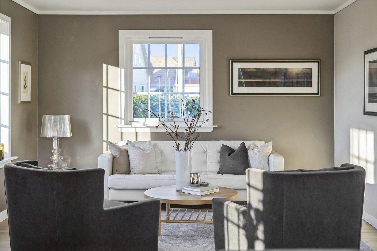 Stuen er utformet slik at du får en egen salongdel i ene enden. Her er det god plass til en stor sittegruppe. Galleribilde