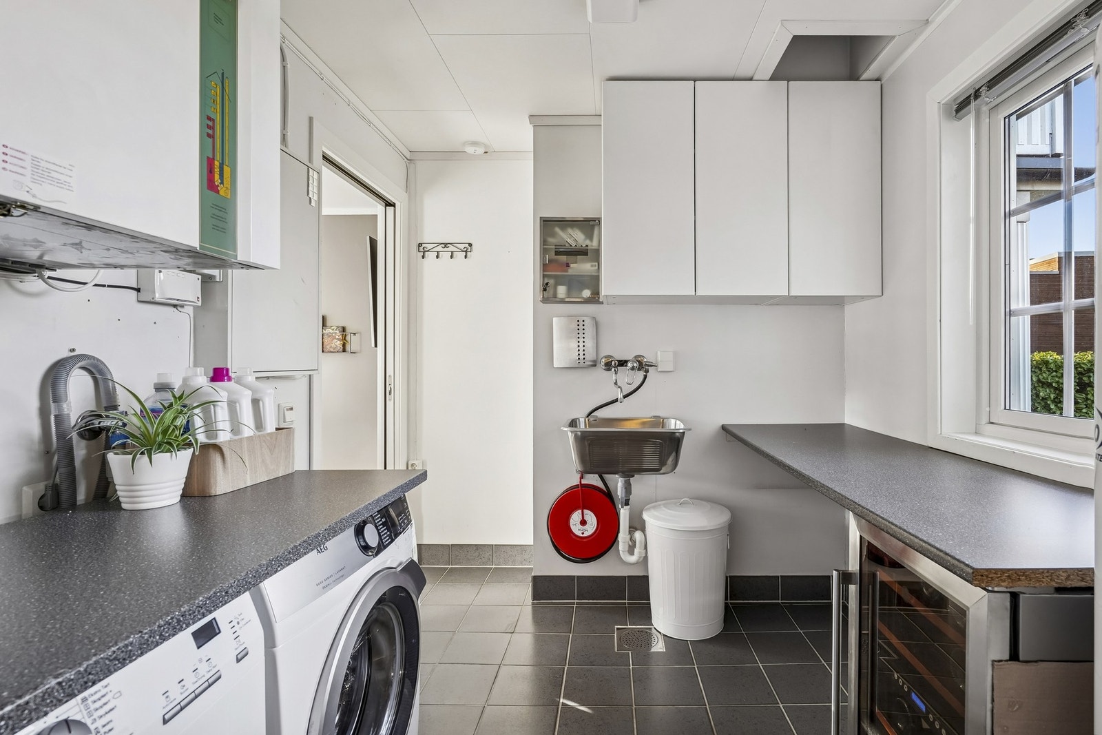 Praktisk vaskerom i hovedetasjen. Det er luke for skittentøy fra hovedbad til vaskerommet. Galleribilde