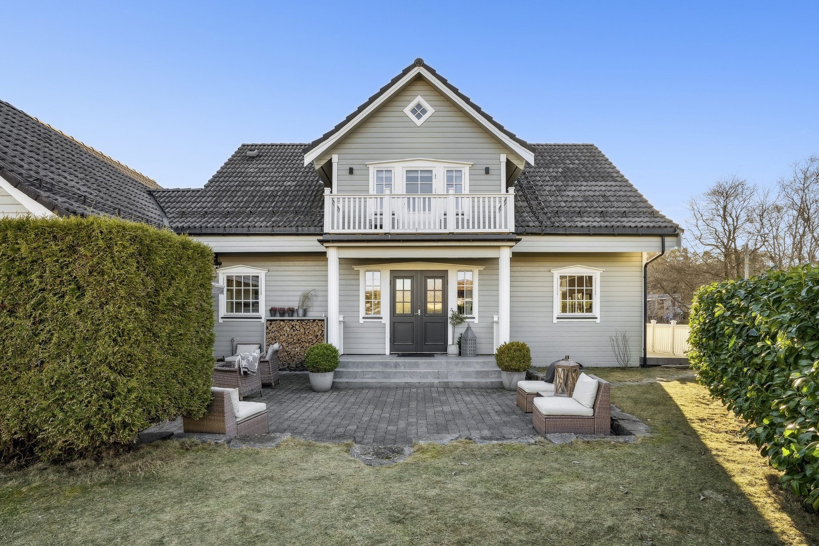 Pen og velstelt tomt - her ved inngangsparti hvor du har hage og platting med belegningsstein. Galleribilde