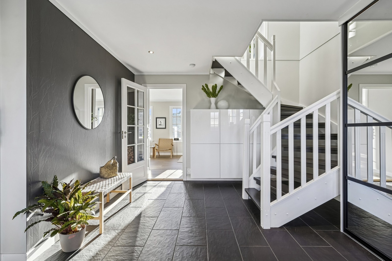 Her er det skyvedørsgarderobe med speildører, og det er varmekabler i gulv. Galleribilde