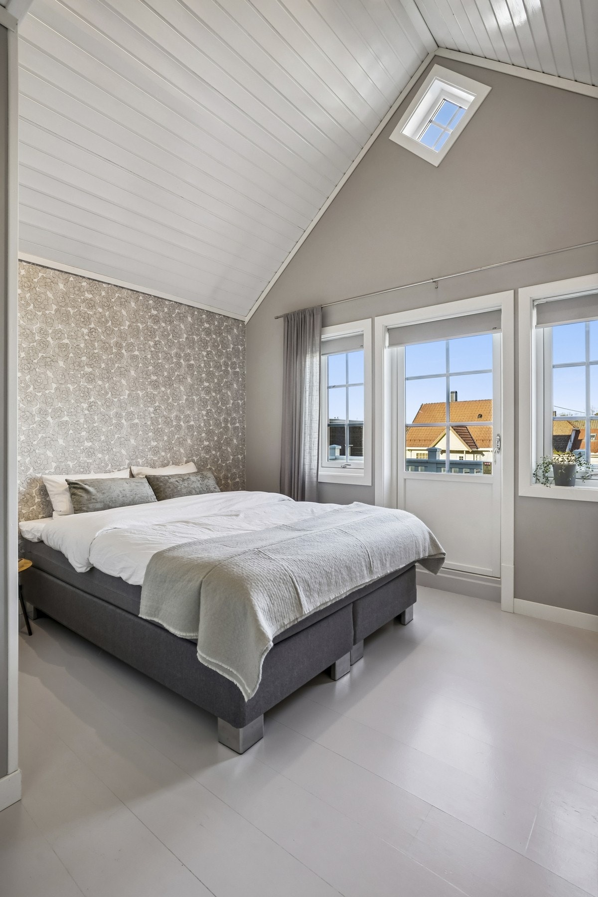 Soverommene er fra cirka 10 - 13 kvm, så her har du god plass til dobbeltseng med tilhørende møblering. Galleribilde