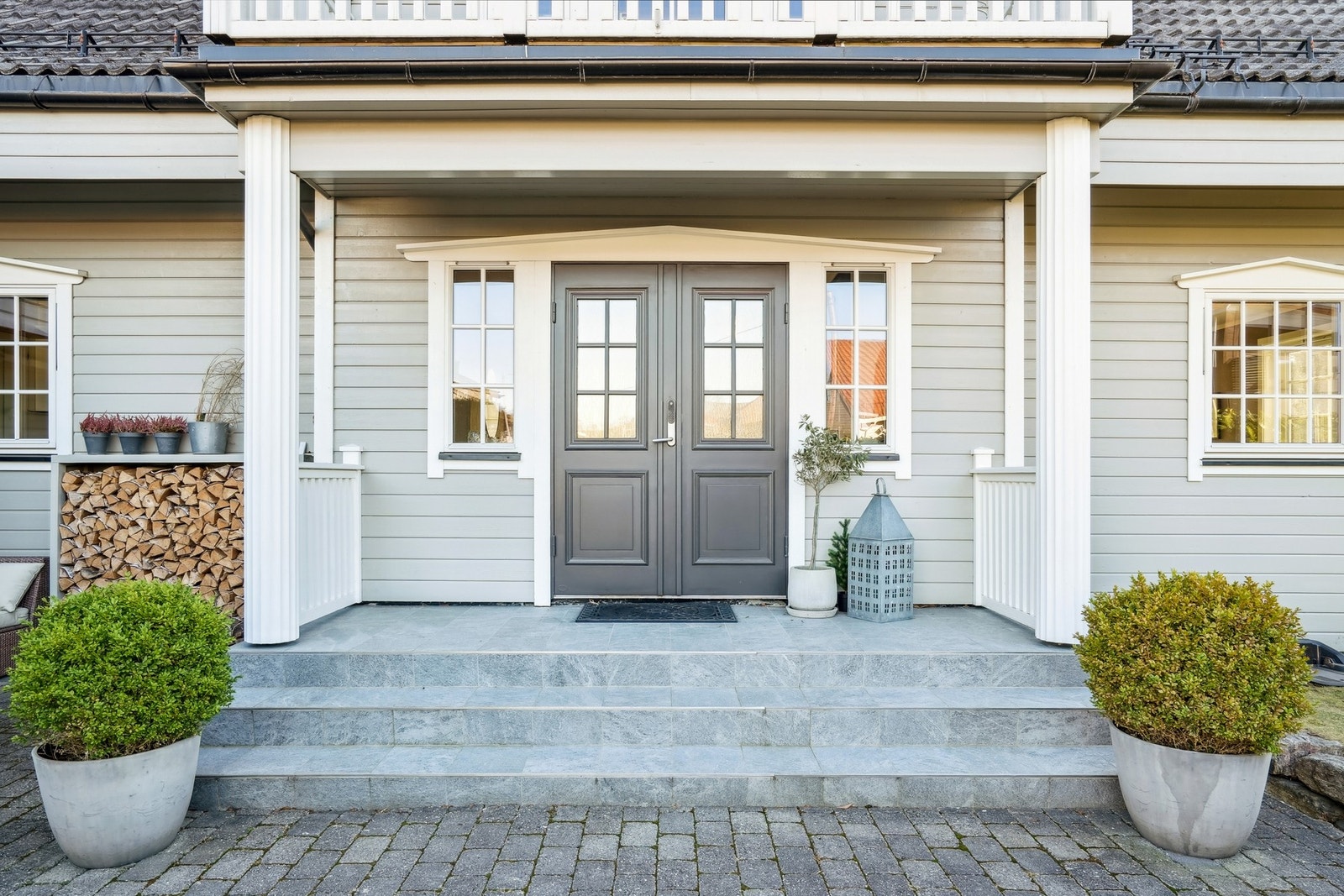 Fint overbygd inngangsparti. Galleribilde
