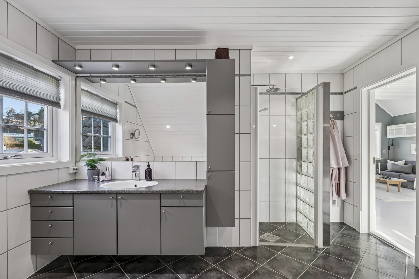 Hovedbadet er på romslige 13 kvm og har servantinnredning med god skapplass. Galleribilde