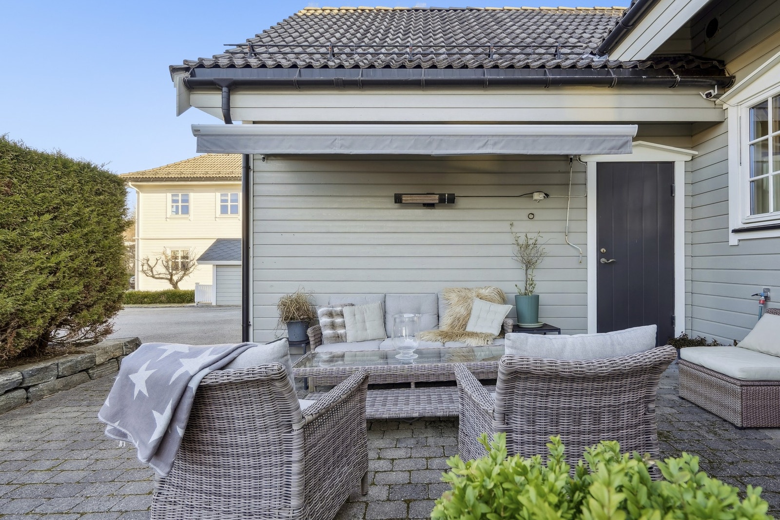 Det er markise på uteplassen mot nord. Det er meget gode solforhold på eiendommen fra tidlig morgen til cirka 22.00 midtsommers. Galleribilde