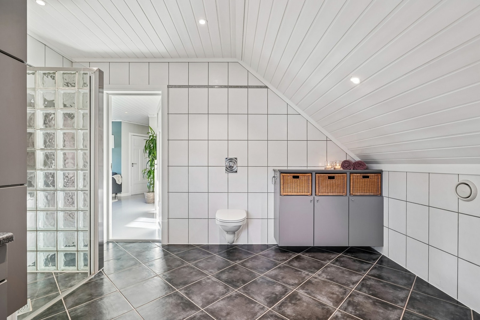 Det er også dusjnisje med glassbyggerstein på badet. Galleribilde