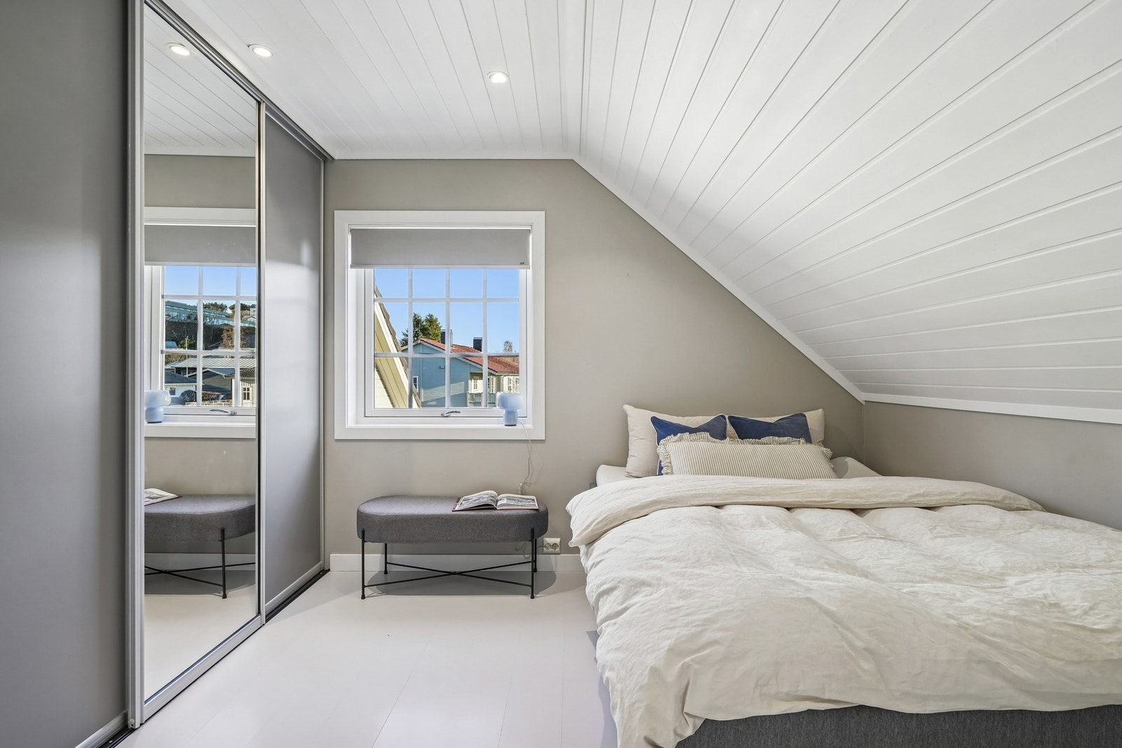 Soverom nr. 3 med skyvedørsgarderobe. Galleribilde