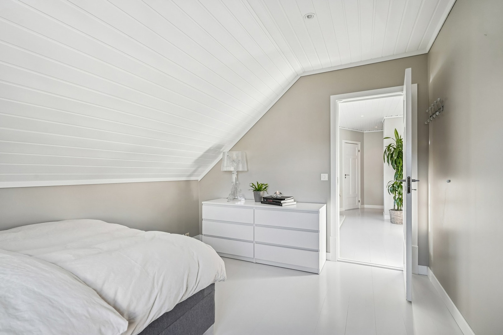 Soverommene har nymalte vegger og himlinger fra 2024. Galleribilde