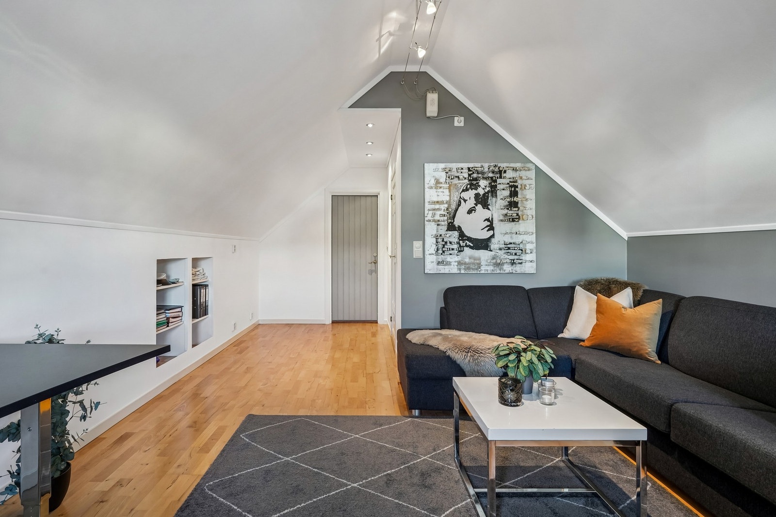 Det ligger røropplegg i vegg for fremtidig installasjon av minikjøkken på garasjeloftet. Galleribilde