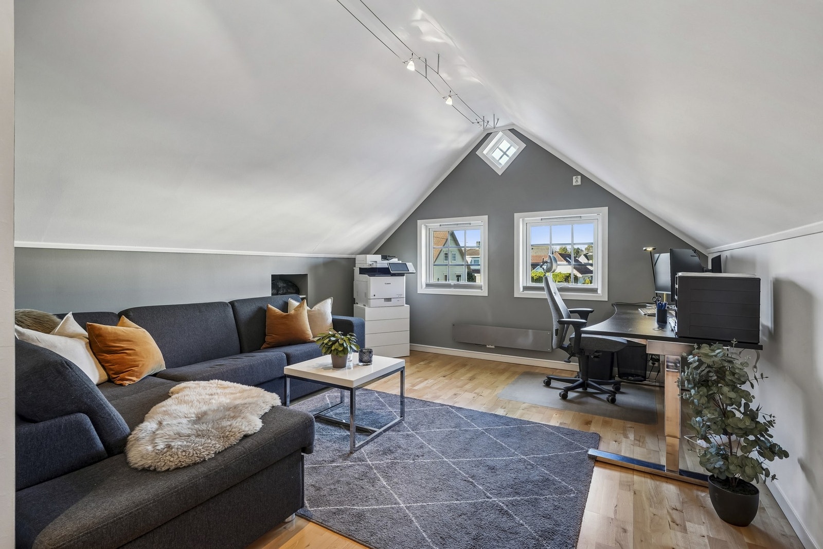 På garasjeloftet er det innredet oppholdsrom og bad. Det foreligger godkjent bruksendring fra kommunen. Galleribilde