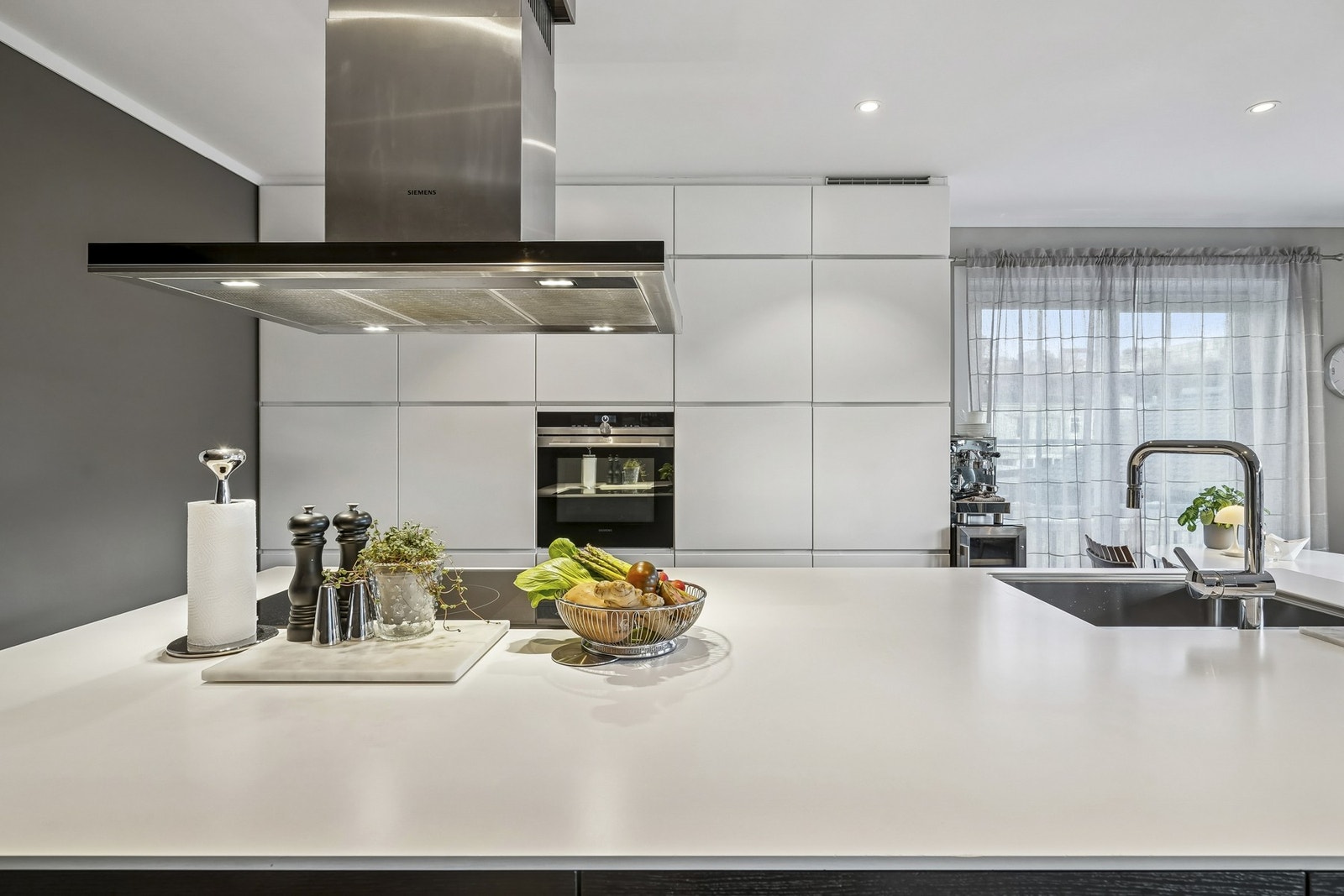 Her får du godt med skap og skuffeplass - samt en stor og praktisk kjøkkenøy med rikelig av benkeplass. Galleribilde