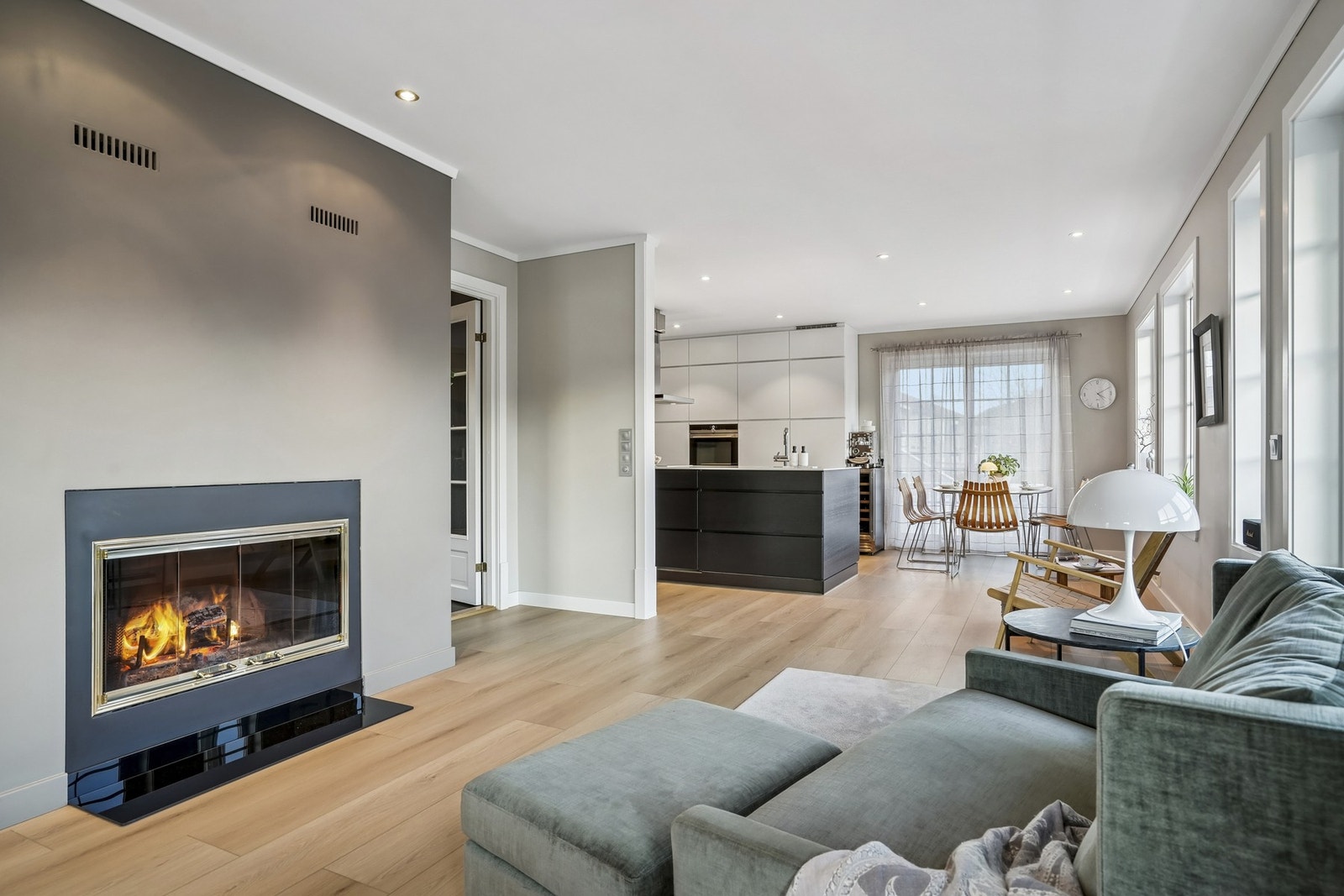 I hovedetasjen har du en romslig åpen stue/kjøkken-løsning på nesten 70 kvm. Galleribilde