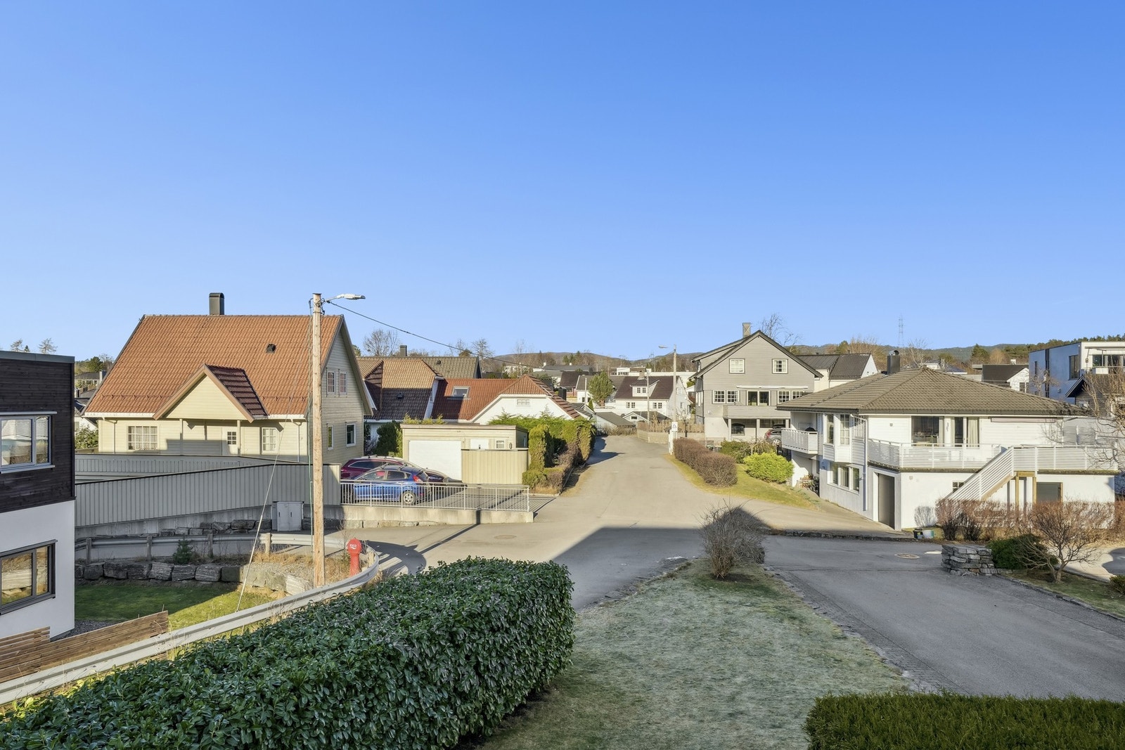 Her bor du i et fredelig nabolag. Barnehage har du rett ved eiendommen, og det er ellers kort vei til skole, dagligvarebutikker, busstopp og utmerket turterreng, samt badestrand. Velkommen til visning! Galleribilde