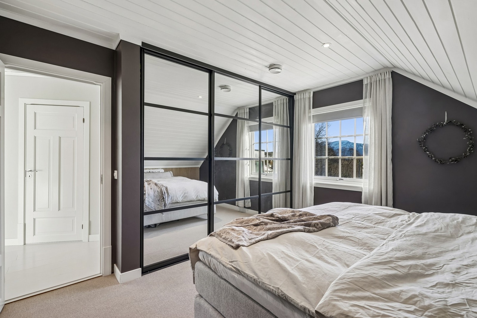 Det er fire soverom i hoveddelen, alle av god størrelse. Galleribilde