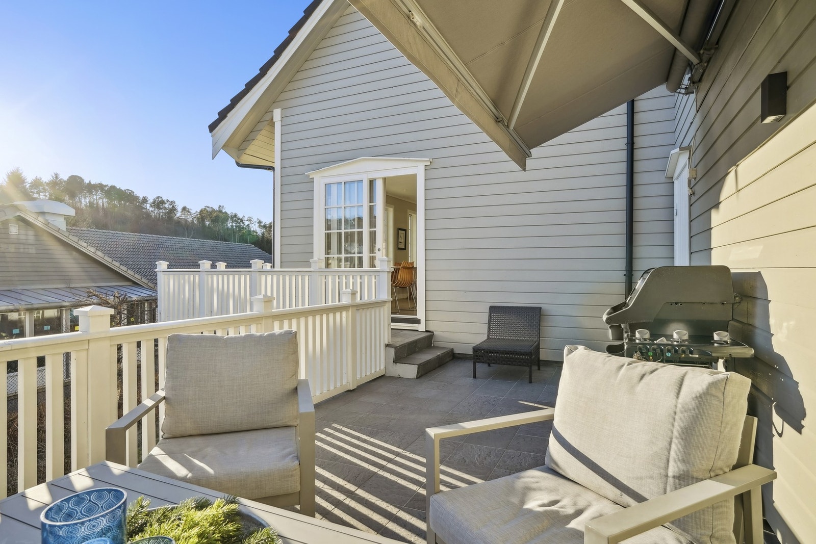 Flislagt terrasse mot øst, syd og vest på 52 kvm. Galleribilde