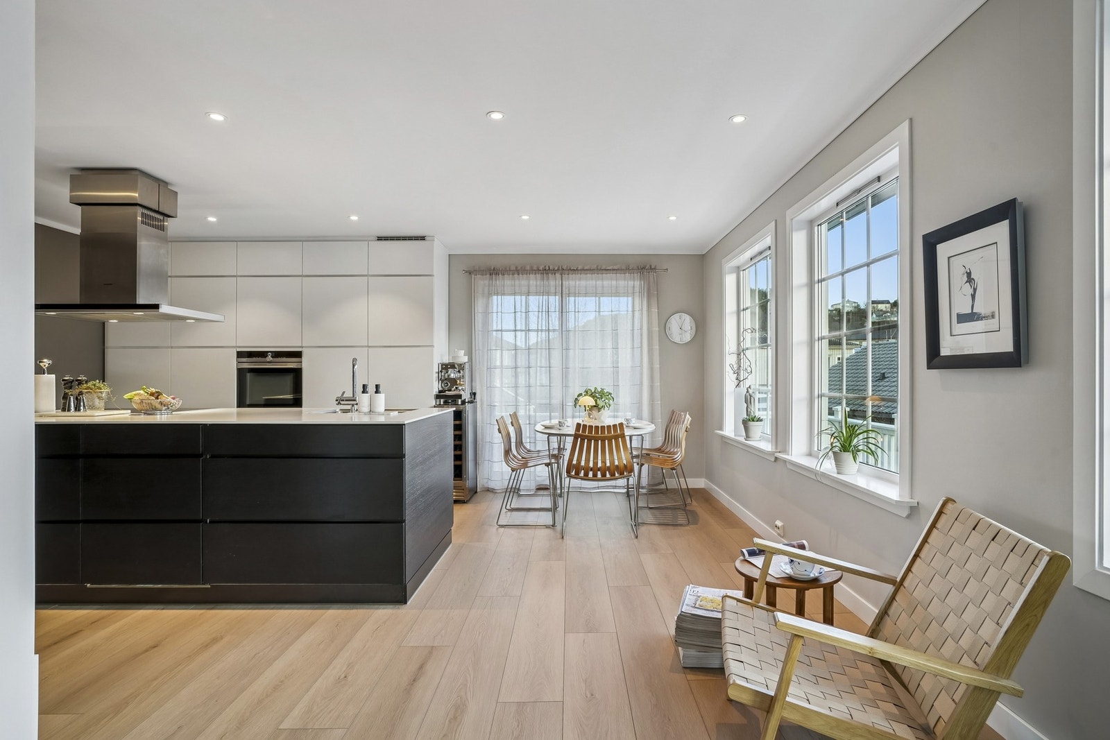 Komforten i boligen ivaretas av balansert ventilasjon, varmepumpe og peis. Galleribilde