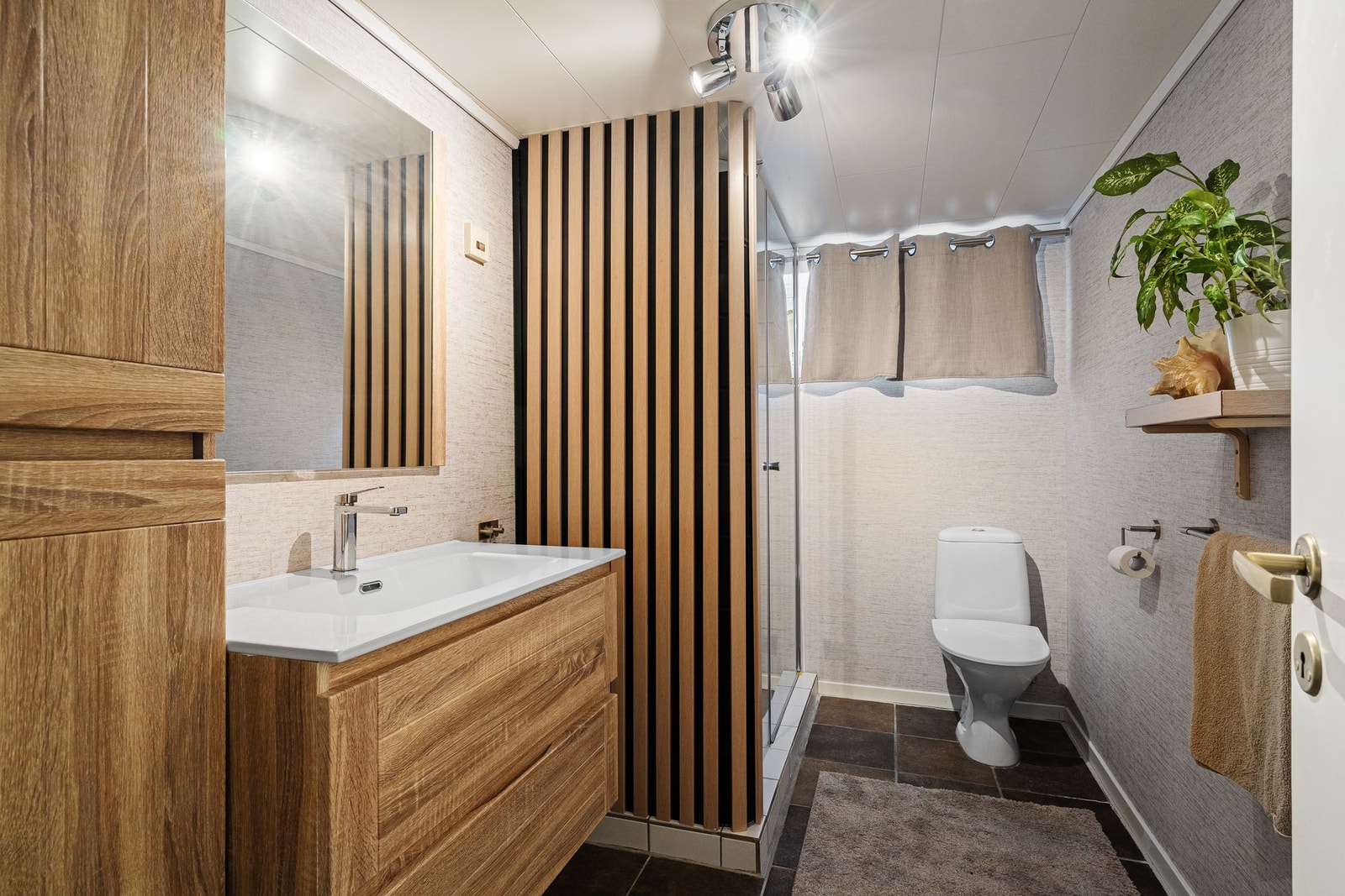 Praktisk og funksjonelt baderom. Innredning fra ca. 2015. Galleribilde