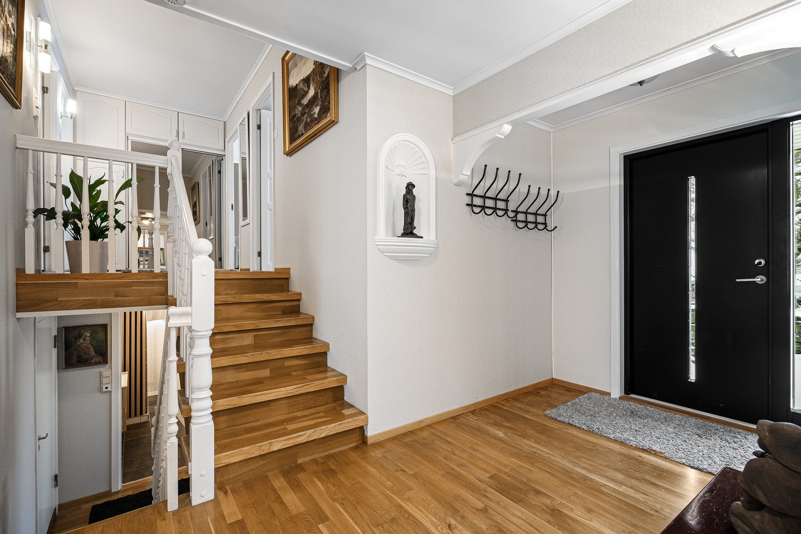 Velkommen inn! Lys og romslig entre med god plass til oppbevaring. Galleribilde