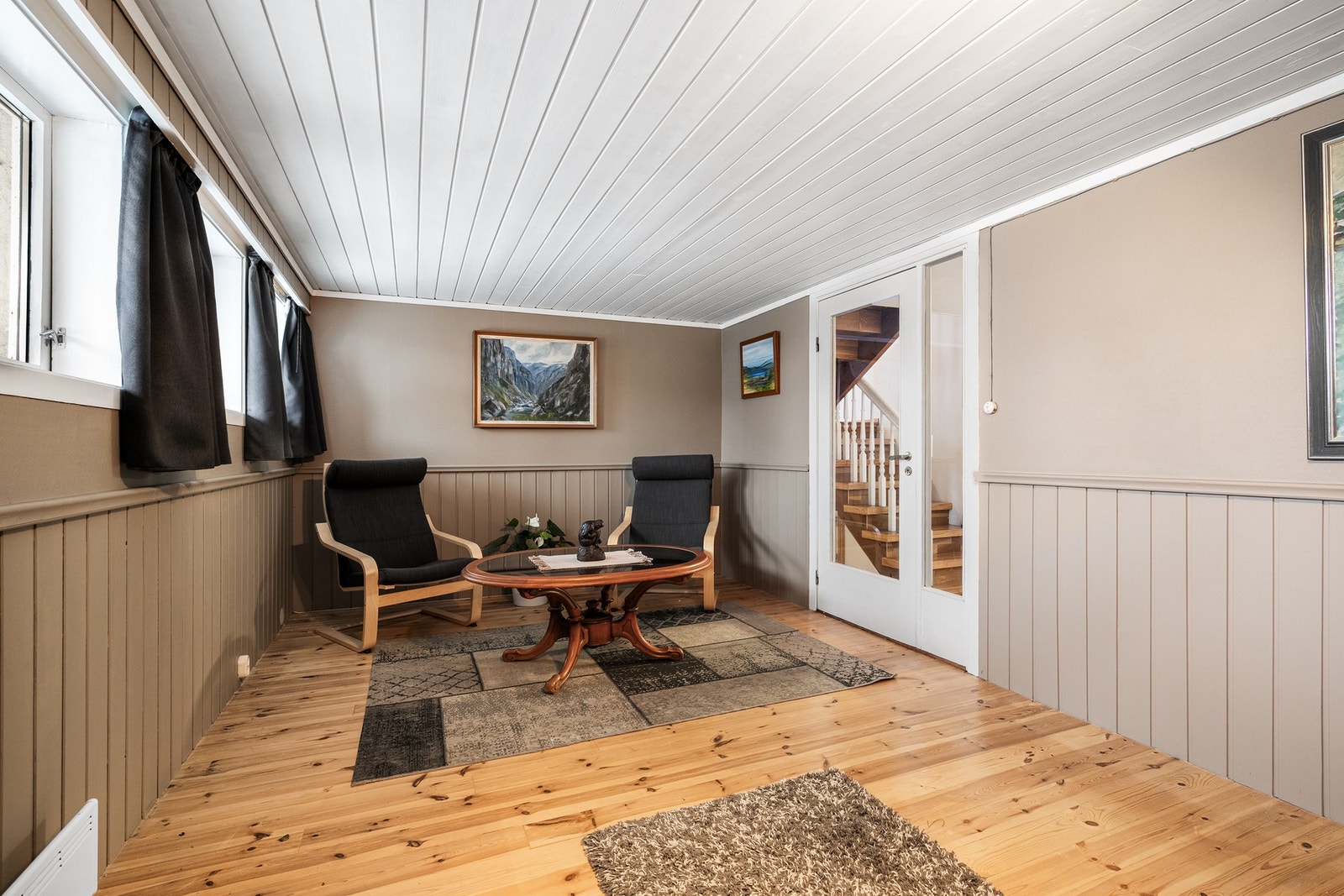 Romslig stue i underetasjen, perfekt som lekestue for barna eller et sosialt rom for ungdommene. (Rommet er tegnet inn som 2 boder på byggegodkjente tegninger og er ikke omsøkt.) Galleribilde