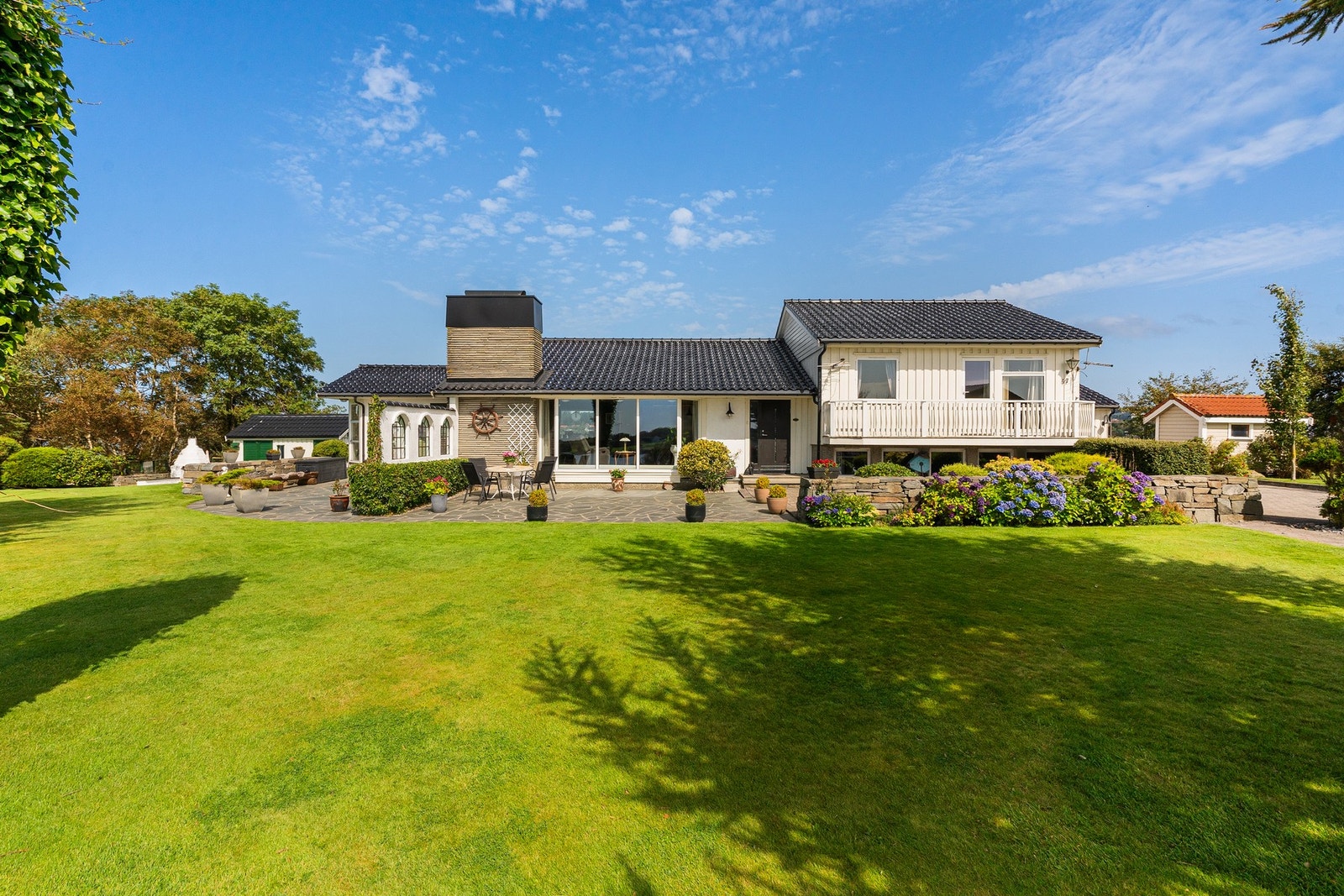 Velholdt, frodig og fargerik hage. Galleribilde